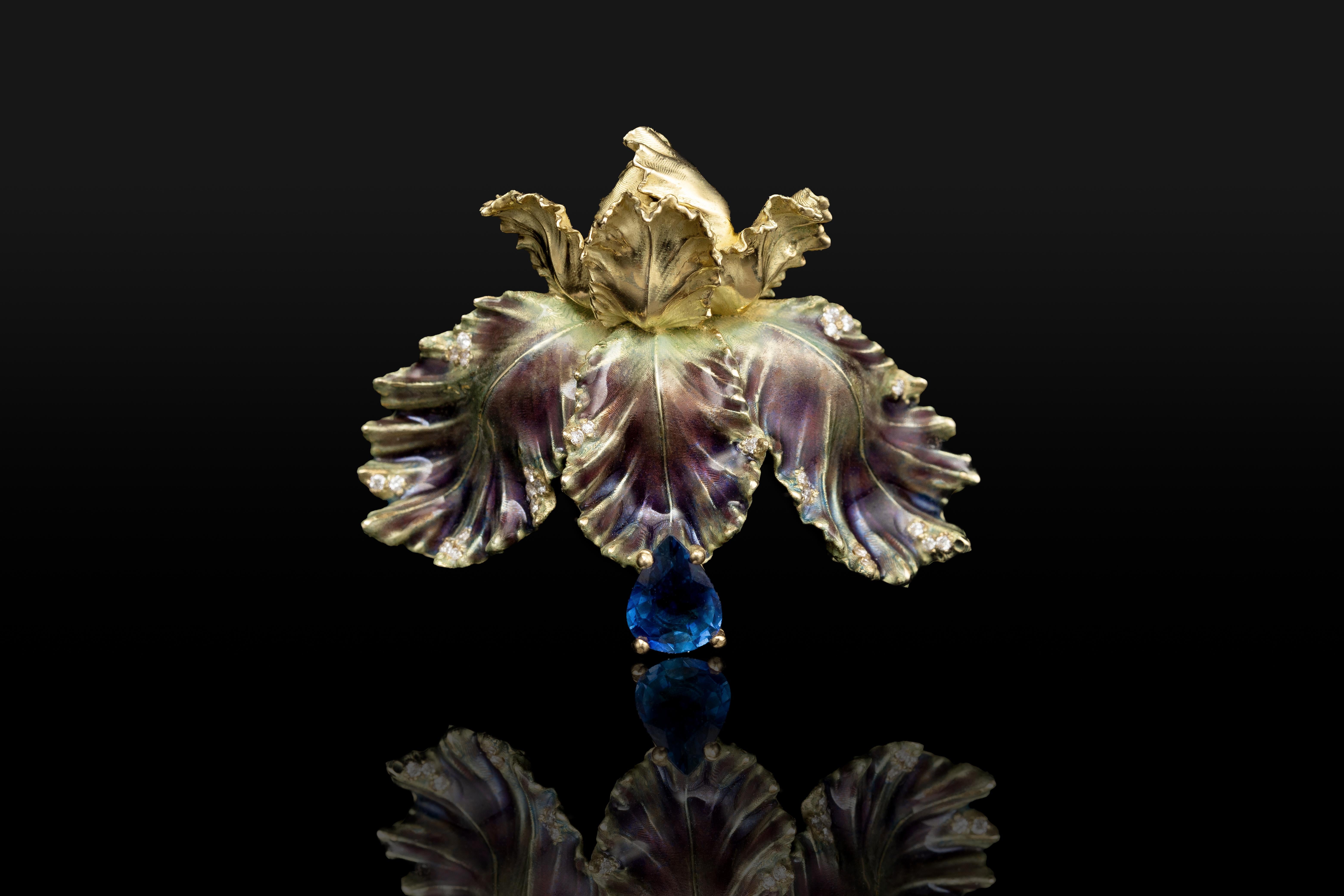 Irisblüten-Anhänger aus 18 Karat Gelbgold mit Saphiren, Diamanten und opalisierendem En (Tropfenschliff) im Angebot