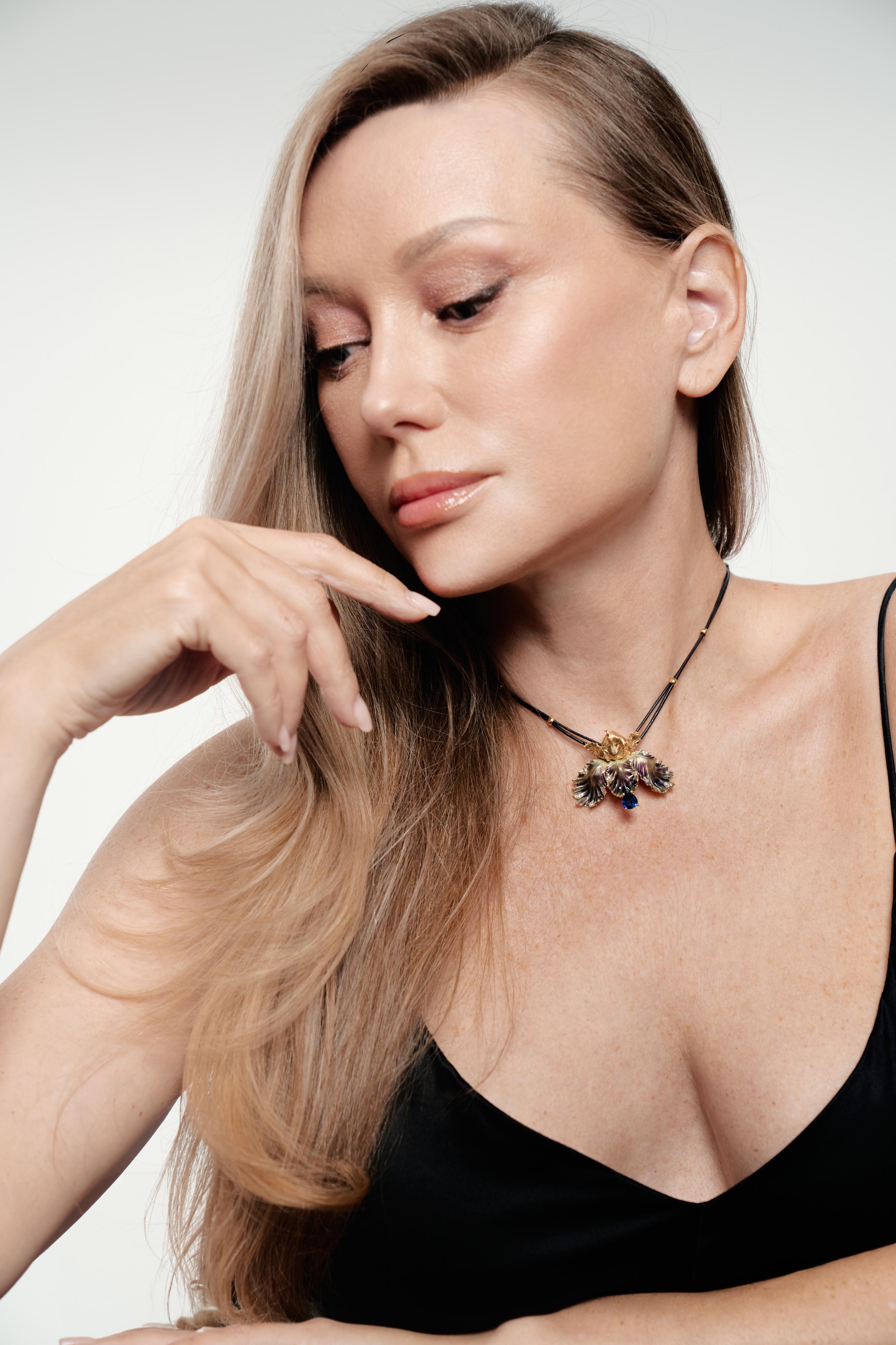 Irisblüten-Anhänger aus 18 Karat Gelbgold mit Saphiren, Diamanten und opalisierendem En im Zustand „Neu“ im Angebot in BADALONA, ES