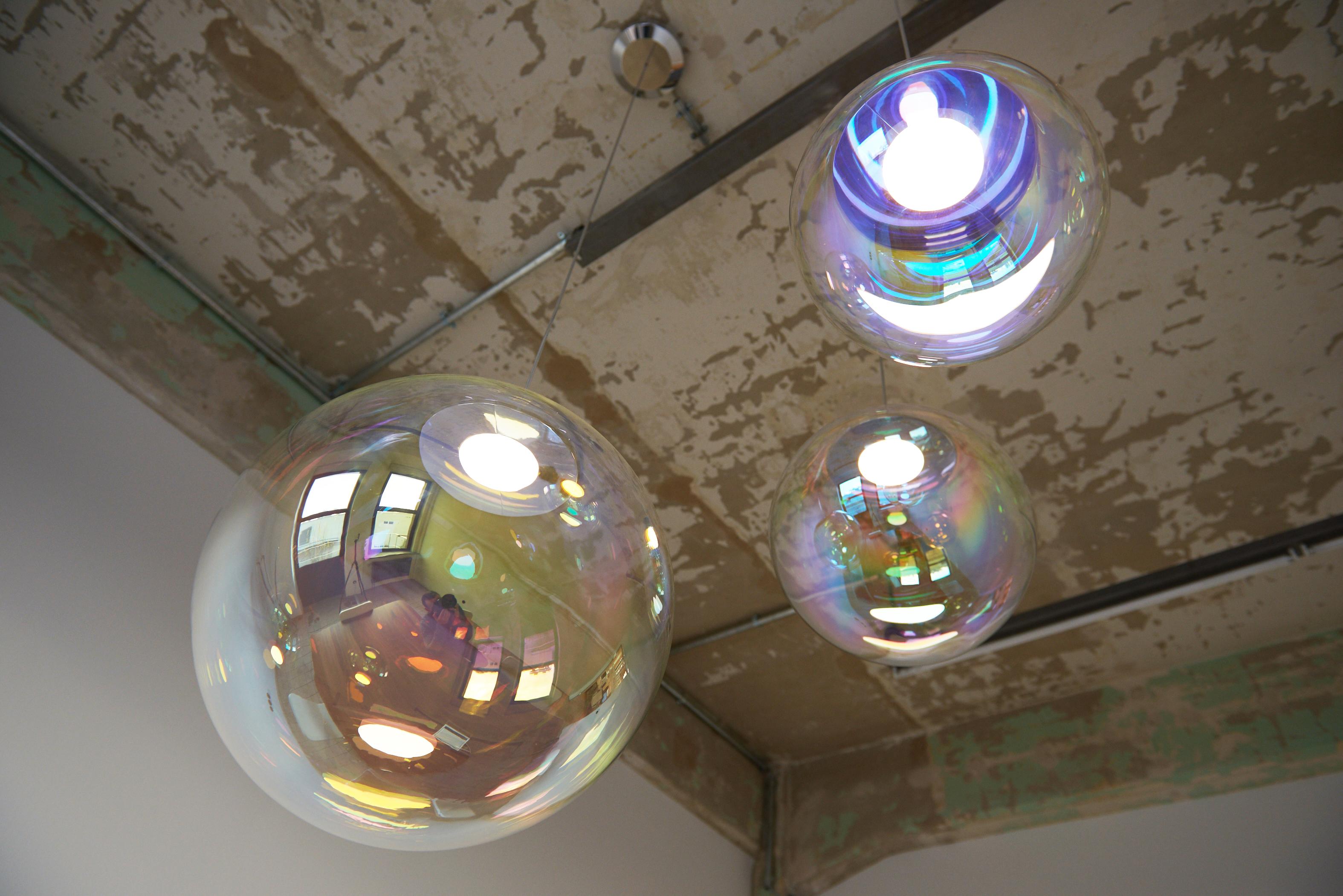 Lampe à suspension Iris Globe 25 cm en laiton Cyan Magenta,  Sebastian Scherer Neo/Craft en vente 3