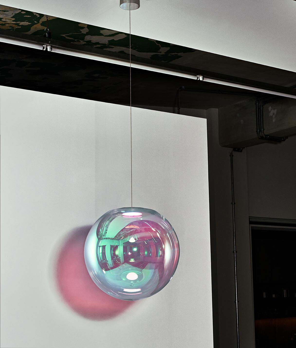 Minimaliste Lampe à suspension Iris Globe 25 cm en laiton Cyan Magenta,  Sebastian Scherer Neo/Craft en vente