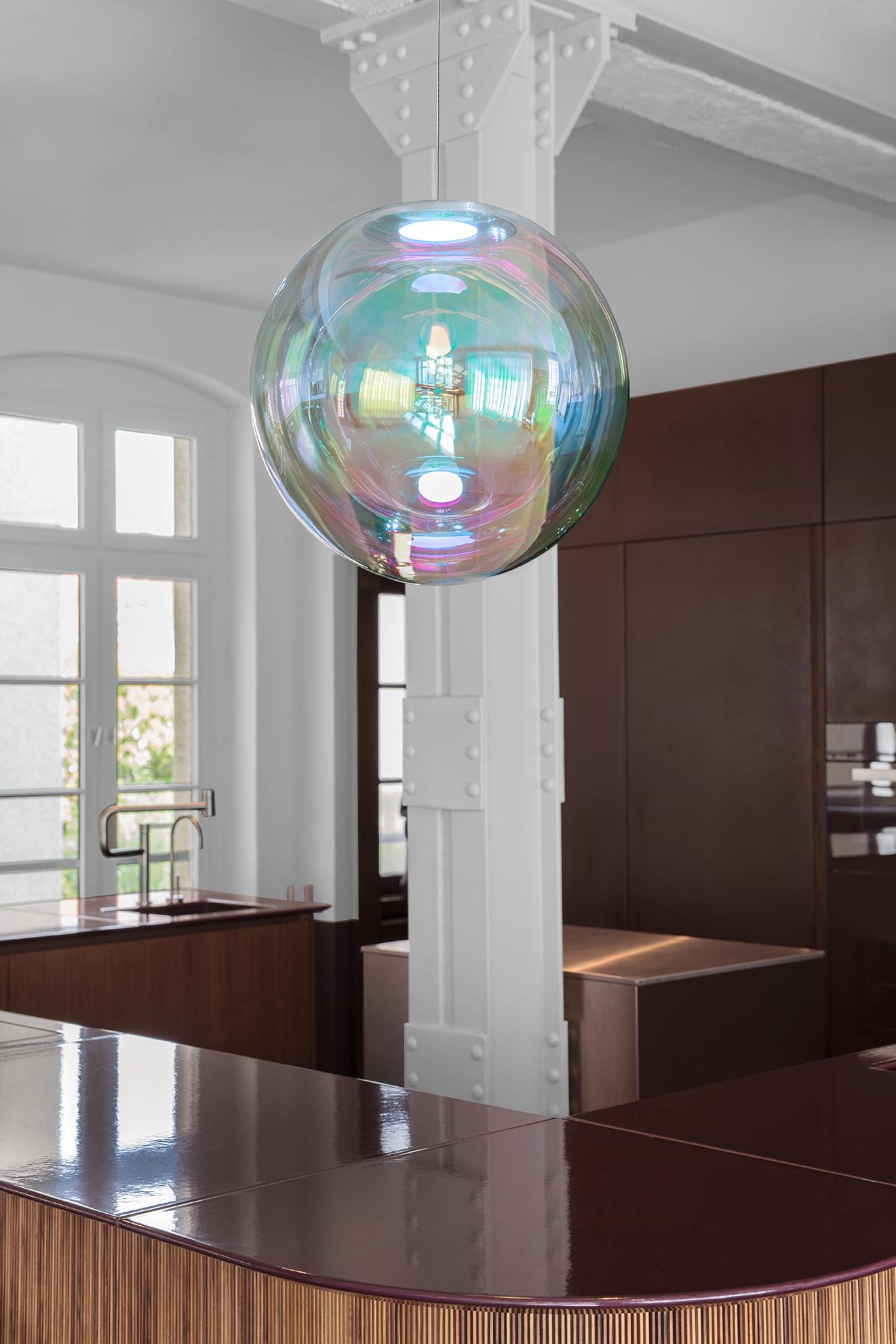 XXIe siècle et contemporain Lampe à suspension Iris Globe 25 cm en laiton Cyan Magenta,  Sebastian Scherer Neo/Craft en vente