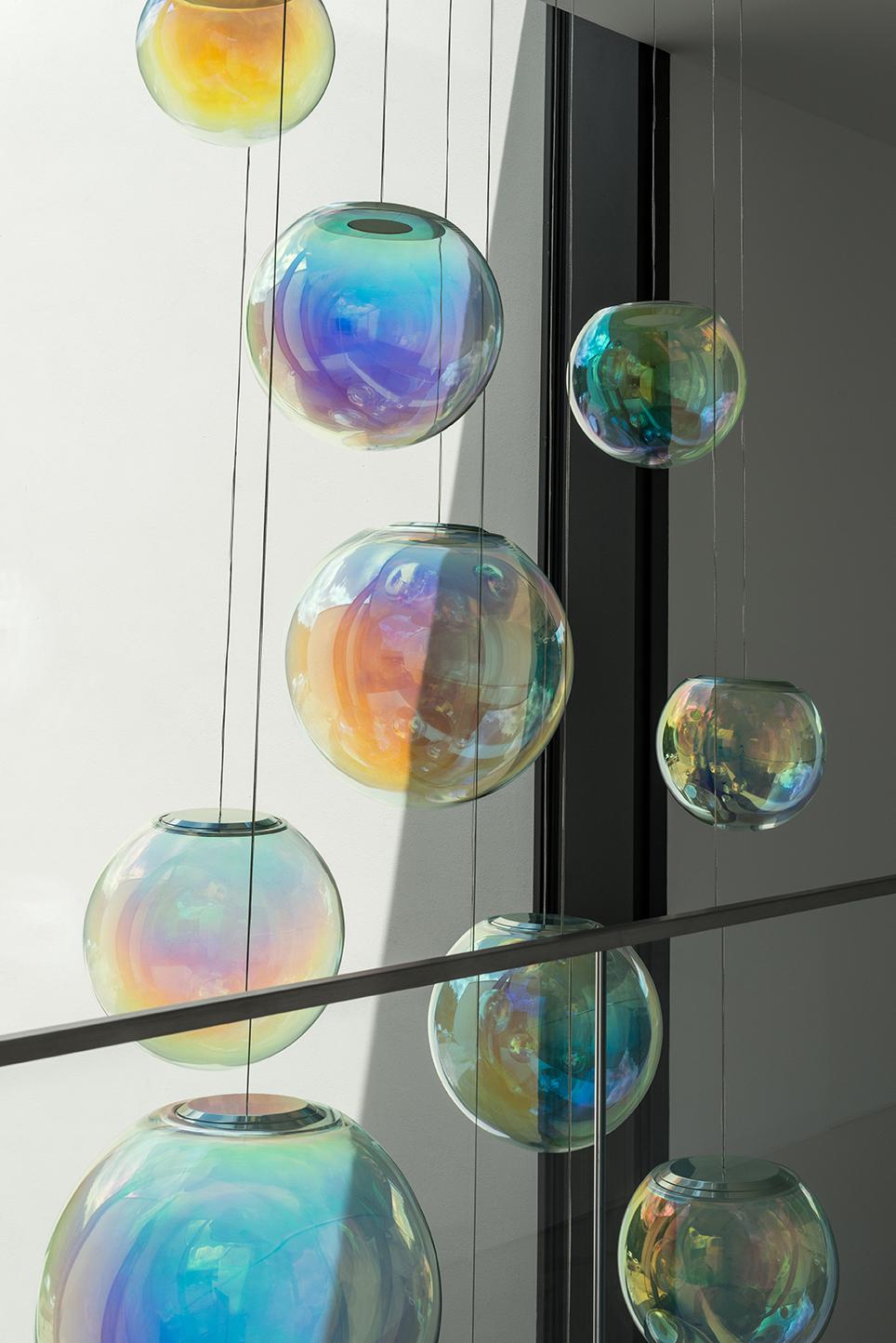 Iris Globe 30
glass color (transmission-reflection): cyan-magenta
metal color: stainless steel (silver)
- cable color: steel
- material: crystal glass, stainless steel
- ø 30 cm, weight: 2,8 kg 
- cable length max. 4 m (adjustable), ø 2mm
- ceiling
