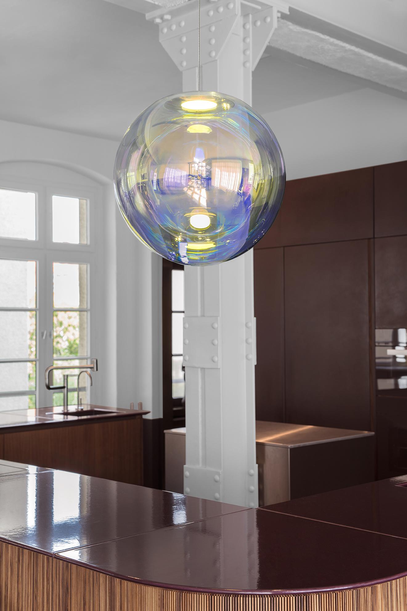 Minimaliste Lampe à suspension Iris Globe 50 cm en laiton indigo or,  Sebastian Scherer Neo/Craft en vente