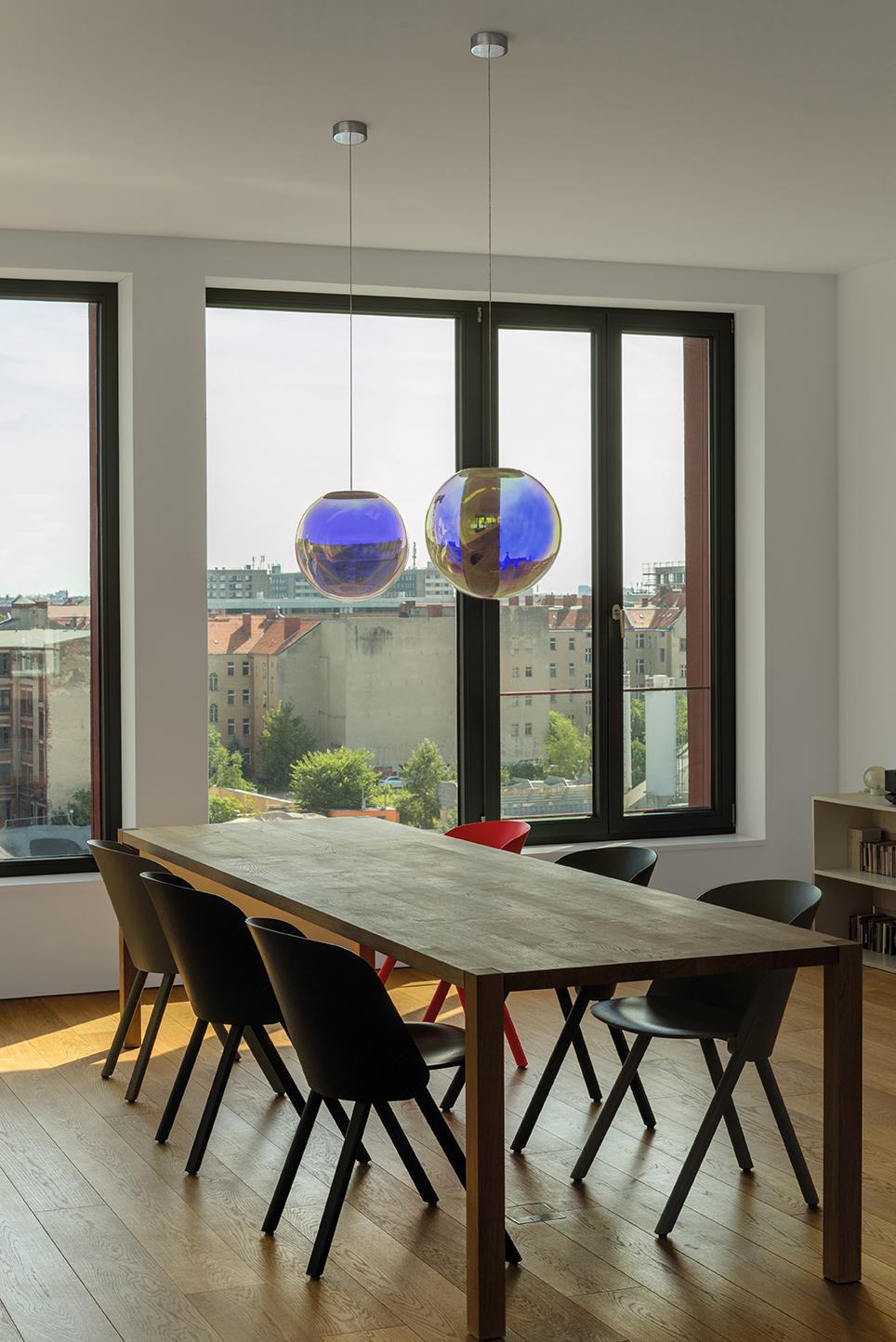 XXIe siècle et contemporain Lampe à suspension Iris Globe 50 cm en laiton indigo or,  Sebastian Scherer Neo/Craft en vente
