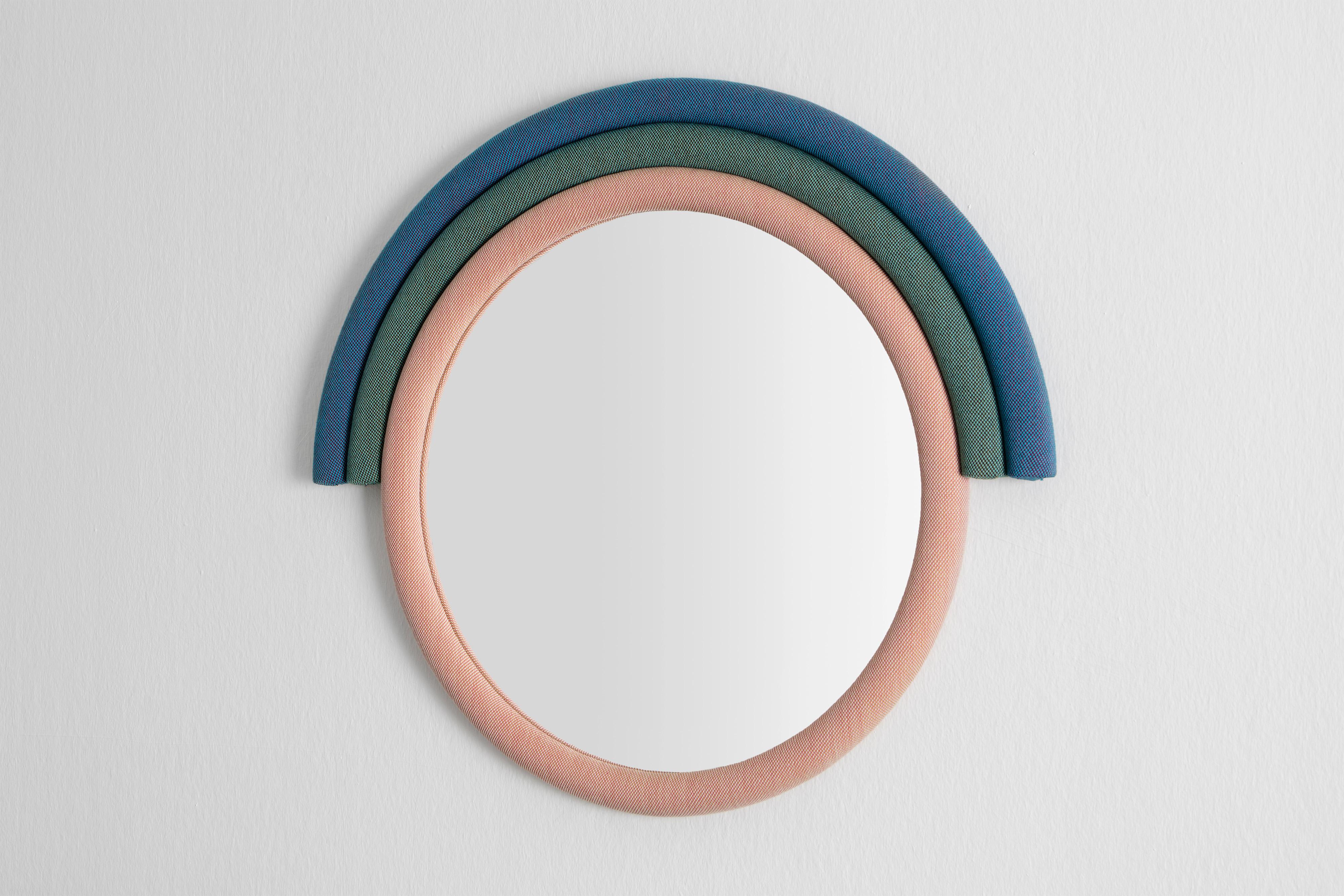 Specchio Iris di Merve KAHRAMAN

3 tessuti Kvadrat di colori diversi su compensato e schiuma. Specchio trasparente.

31
