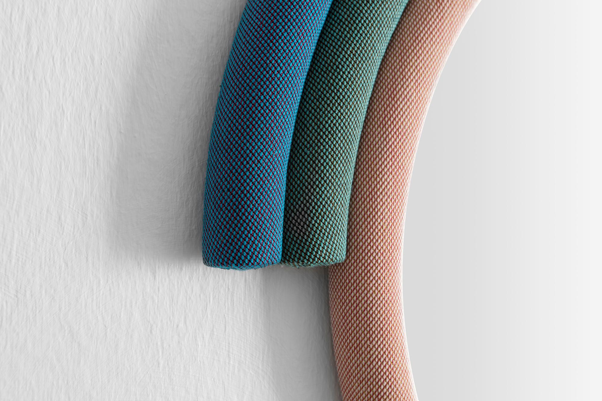 Turco Specchio Iris di Merve KAHRAMAN, tappezzeria Kvadrat multicolore e specchio trasparente in vendita