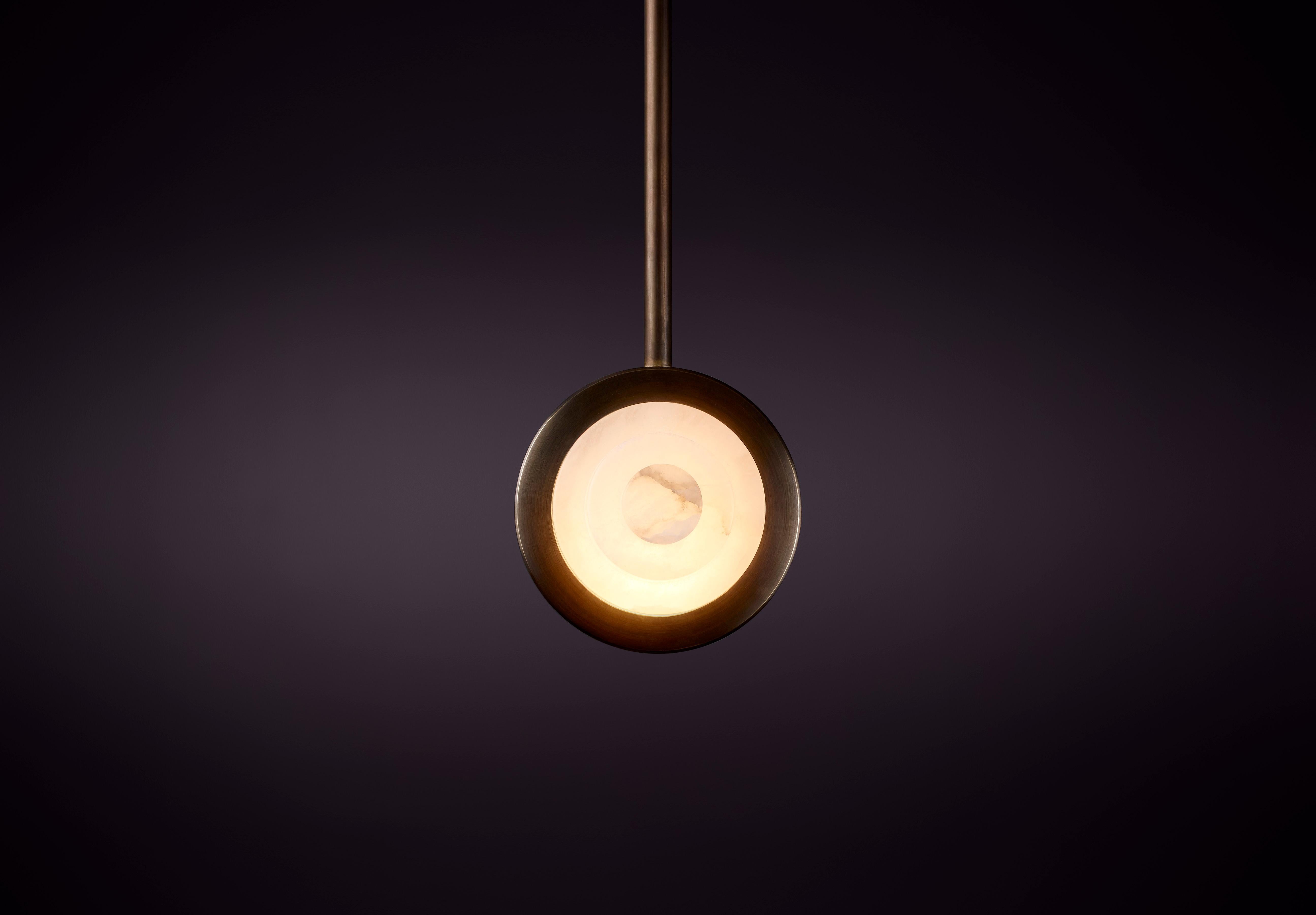 Lampada a sospensione Iris Mono di Christopher Boots
Dimensioni: D 12,5 x H 12 cm.
Materiali: Ottone, alabastro.

Disponibile in Ottone invecchiato, Ottone spazzolato, Ottone strofinato a mano o Bronzo scuro Contattaci.

La collezione IRIS comprende