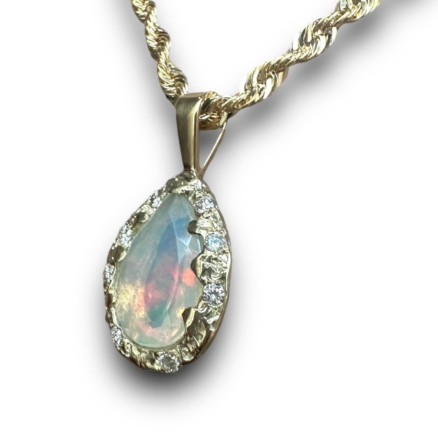 Moderniste Collier en or jaune 14 carats avec opale d'Iris en forme de poire et diamants en vente
