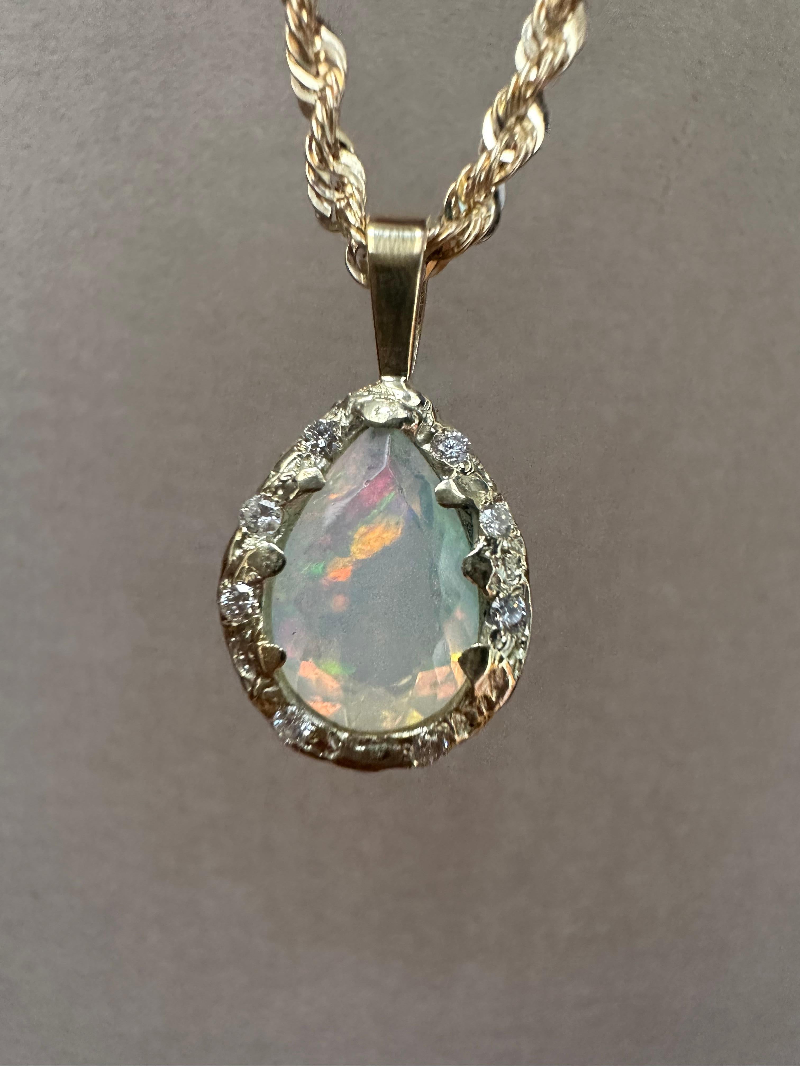 Collier en or jaune 14 carats avec opale d'Iris en forme de poire et diamants Neuf - En vente à London, GB