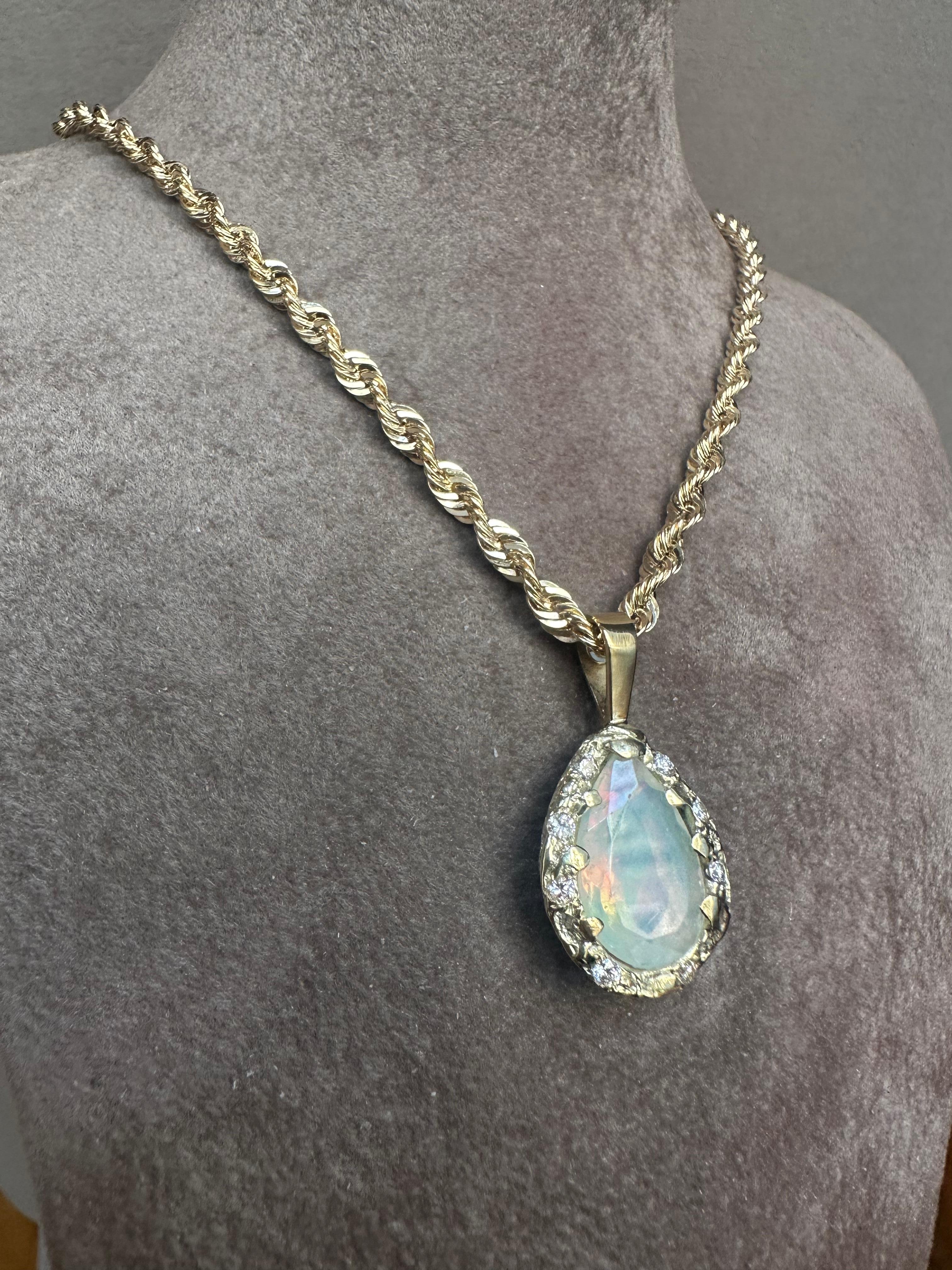 Collier en or jaune 14 carats avec opale d'Iris en forme de poire et diamants Pour femmes en vente