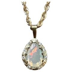 Collier en or jaune 14 carats avec opale d'Iris en forme de poire et diamants