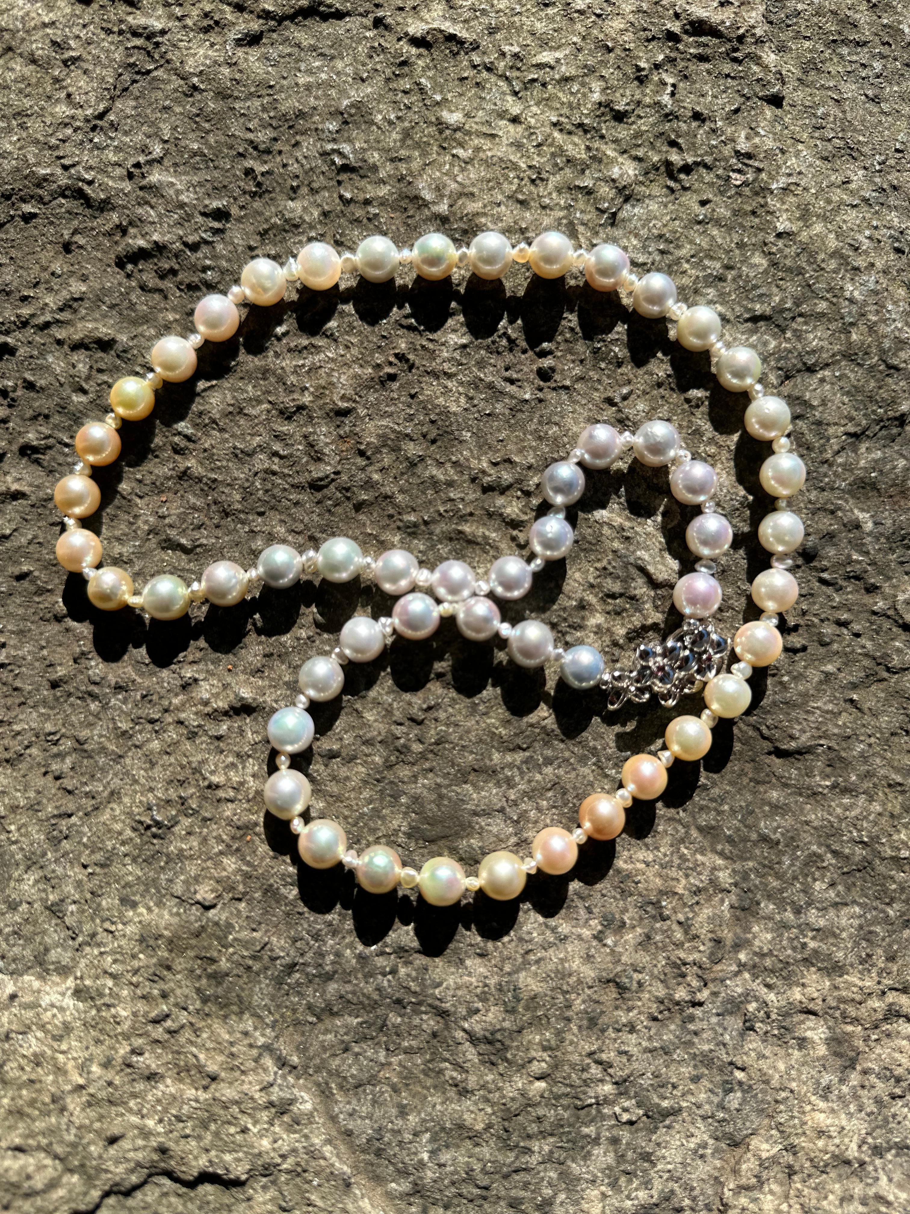 IRIS PARURE, Halskette mit Akoya-Perlen, nicht farbige und gebleichte Japanperlen, 8,00-8,50 mm im Angebot 4