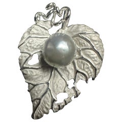 IRIS PARURE, Blue Huge Akoya Pearl, Japanese high-quality Akoya Pearl Brooch