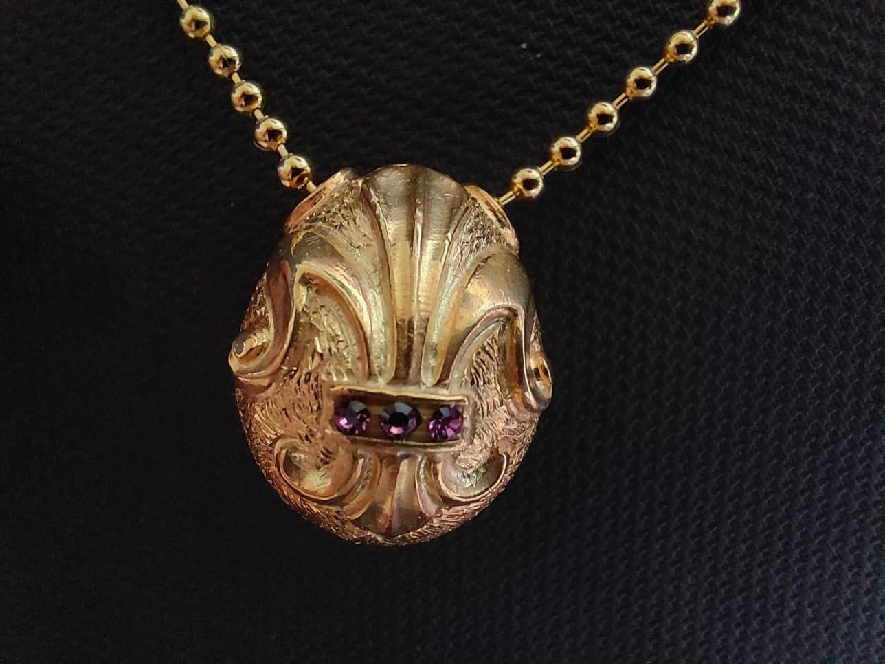 The “IRIS Fabergè Style” Gold pendant is part of our Work of Art  - Jewellery collection.
This Jewel is handcrafted completely by Workmaster Fabergé Stefano Vigni, who created the piece, chiselled and enameled its surface.
There are two variants of