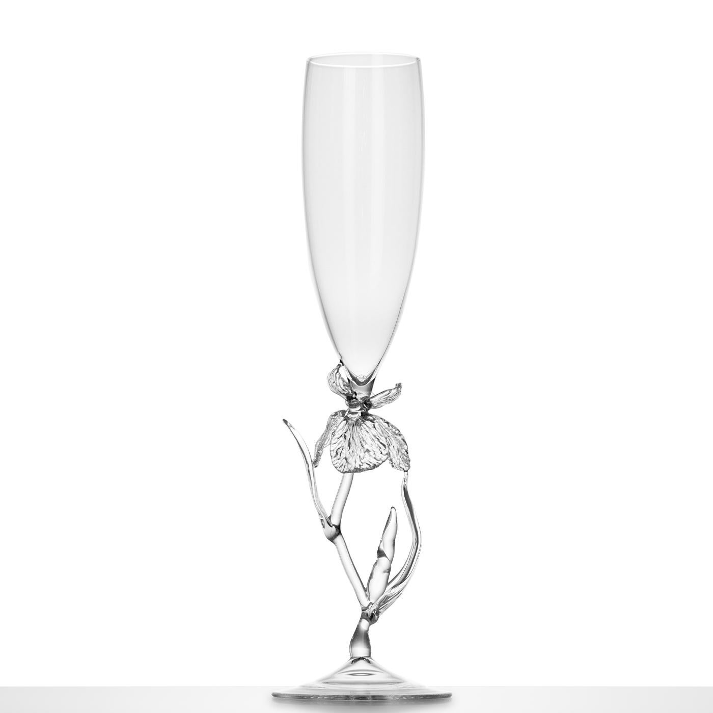 Dieses Glas gehört zu einer Kollektion von 21 Unikaten, die jeweils von einer anderen botanischen Art inspiriert sind und von Simone Crestani nach Archivzeichnungen von Fratelli Toso neu gestaltet wurden. Durch die Flamme der Lampe in transparentem