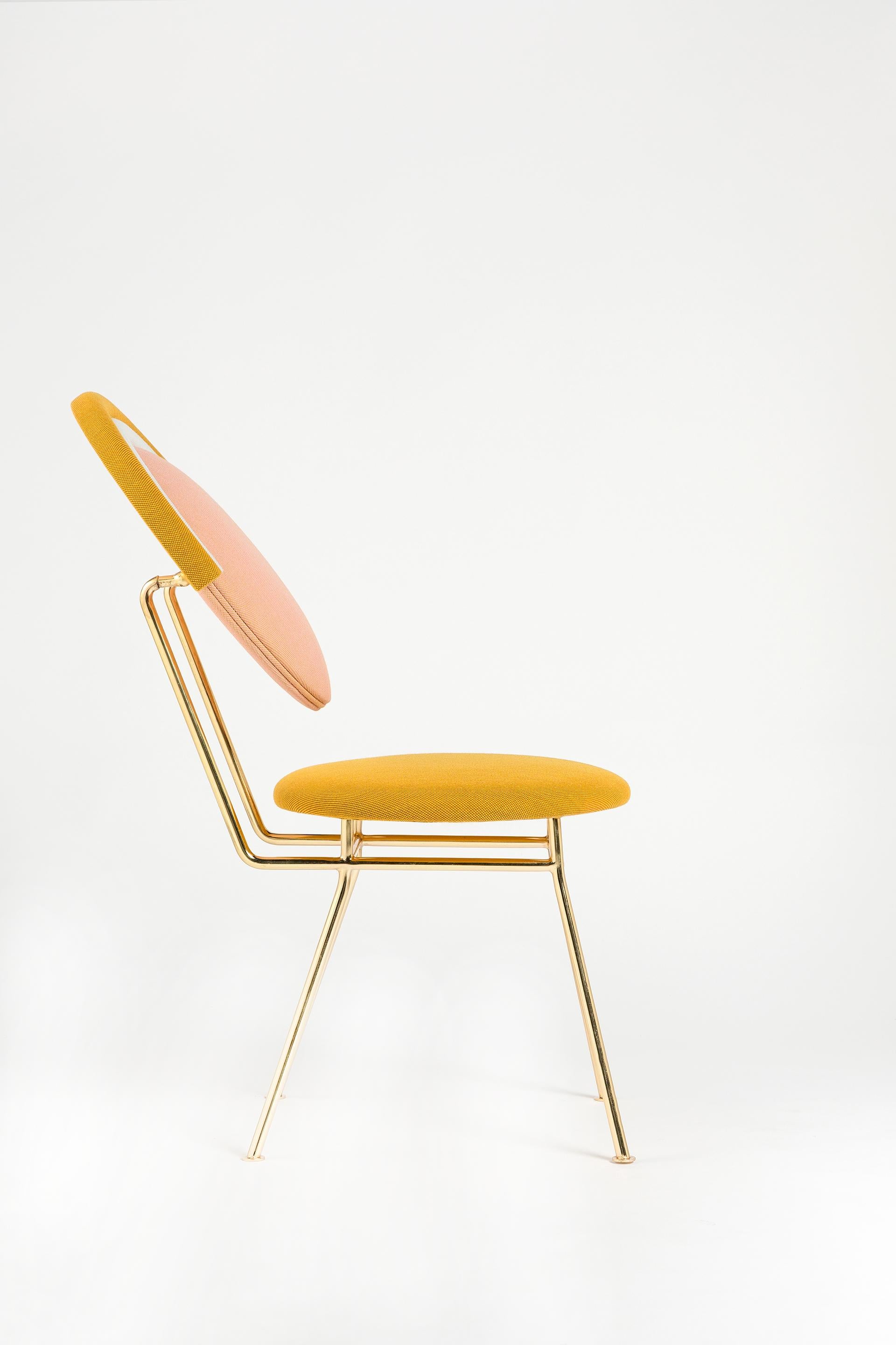 Turco Sedia estiva Iris di Merve KAHRAMAN, tessuto Kvadrat e ottone lucido in vendita