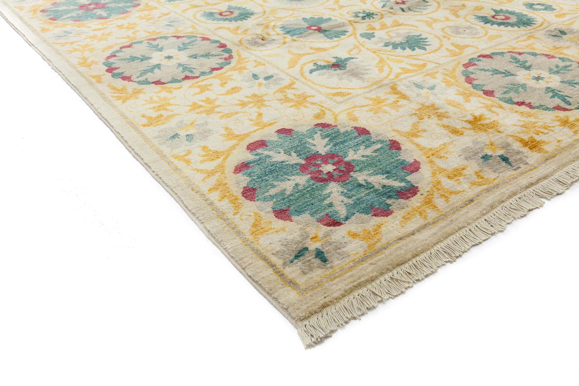 Farbe: Elfenbein - Hergestellt in: Pakistan. 100% Wolle. Ob mit einem Blumenfeld oder alten Stammessymbolen, gemusterte Teppiche sind der einfachste Weg, einen Raum zu bereichern. Dezente Farben und filigrane Motive unterstreichen die ruhige