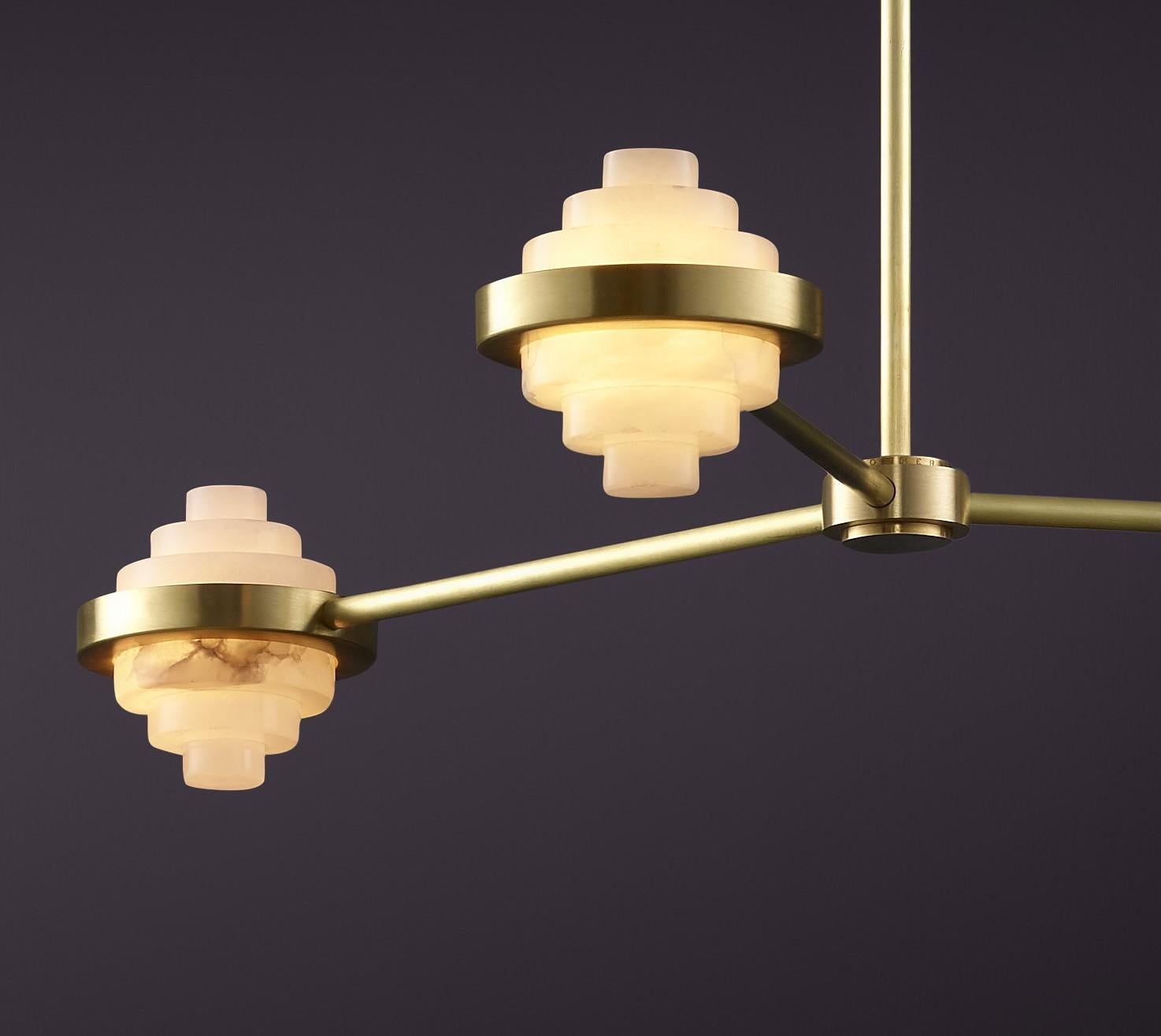 Postmoderno Lampada a sospensione lineare a tre bracci in ottone e alabastro di Christopher Boots in vendita