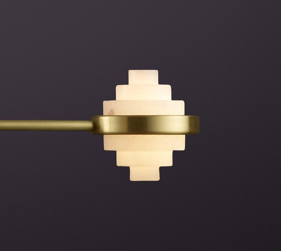 Lampada a sospensione lineare a tre bracci in ottone e alabastro di Christopher Boots In condizioni Nuovo in vendita a Geneve, CH