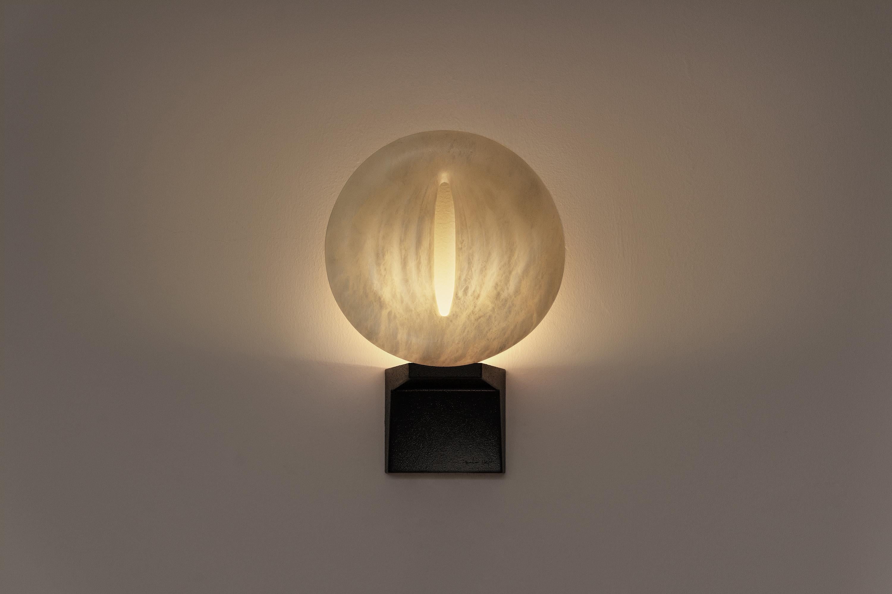 Lámpara de pared Iris de Atelier V&F Chino en venta