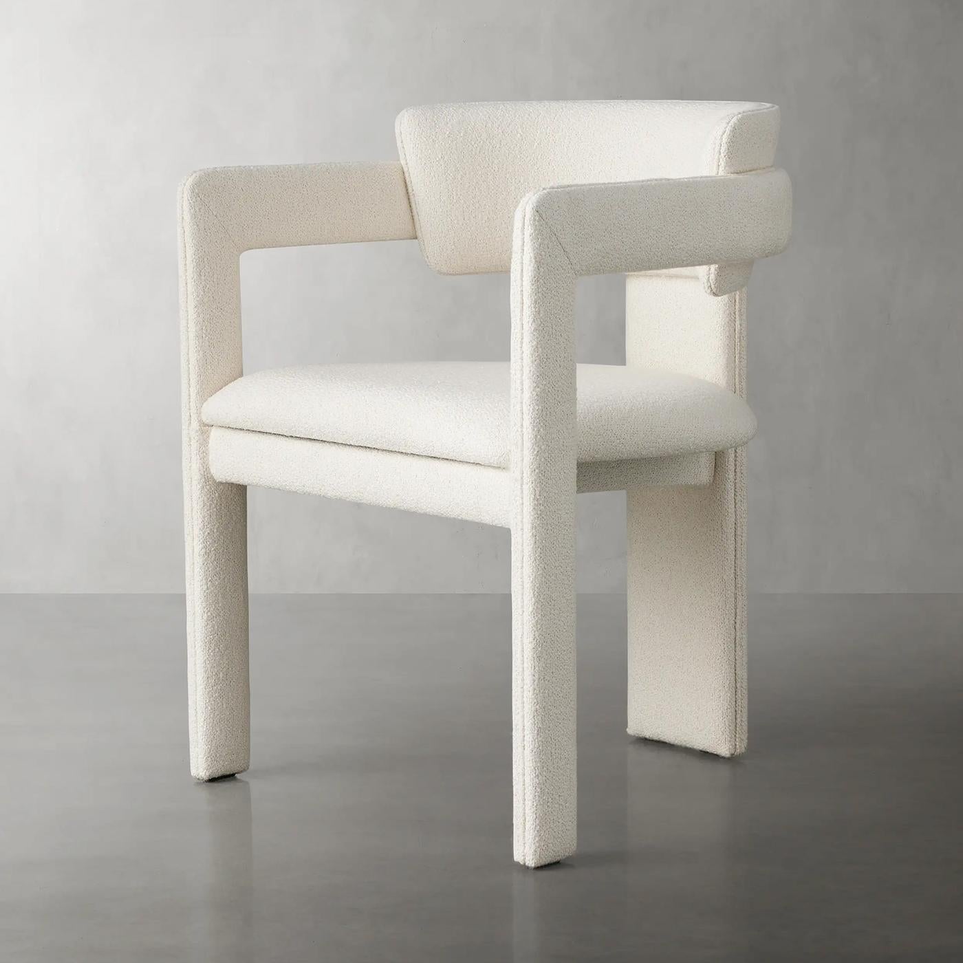 Der Stuhl Iris ist ein Beispiel für raffinierte Eleganz. Sein massiver Eschenholzrahmen bietet sowohl Haltbarkeit als auch zeitlosen Stil. Dieses Sitzmöbel ist mit einem hochwertigen Stoff aus der exklusiven Collection'S umhüllt, der seine luxuriöse