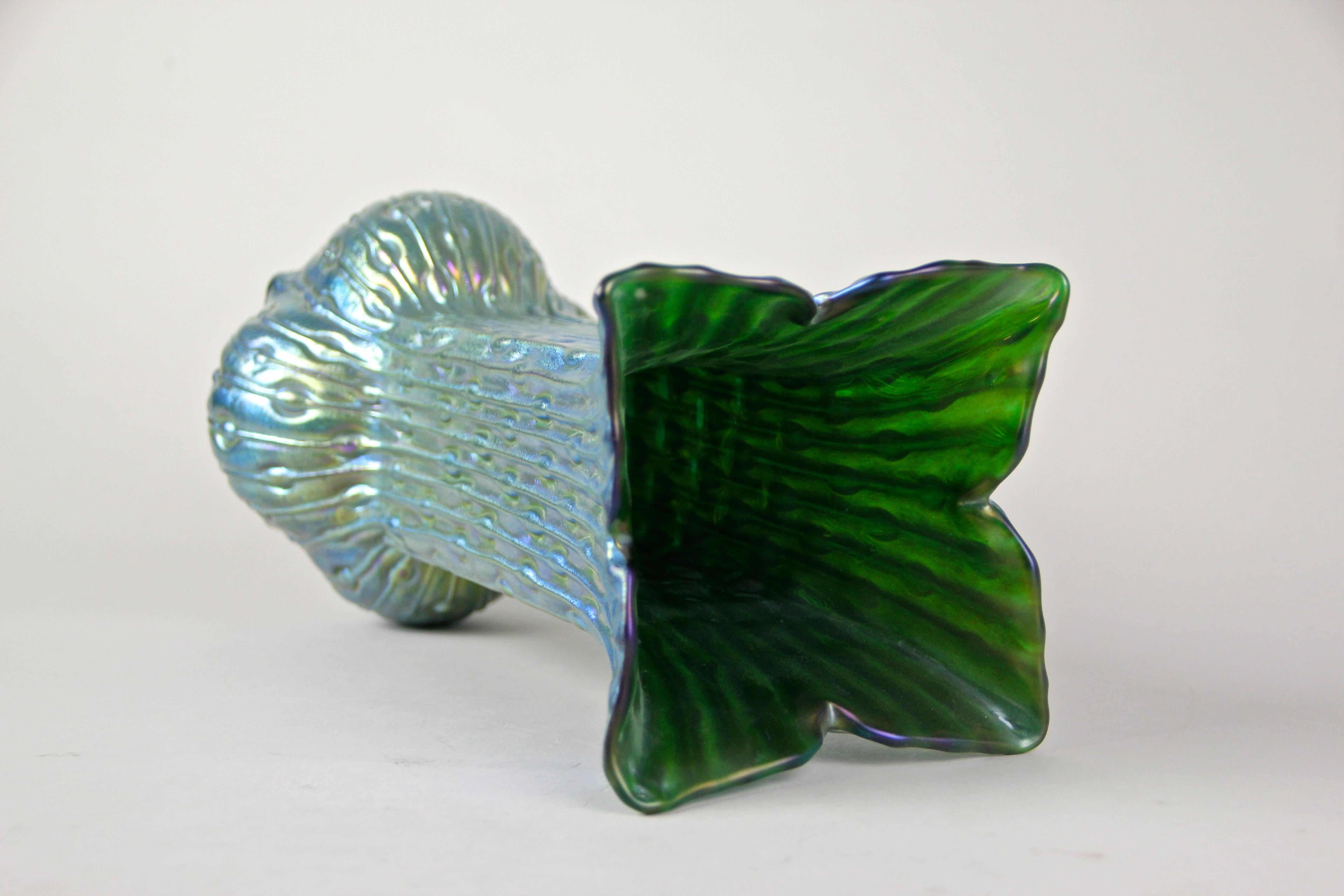 Vetro soffiato Vaso in vetro Art Nouveau Iriscident di Loetz Glass, Boemia, circa 1902 in vendita