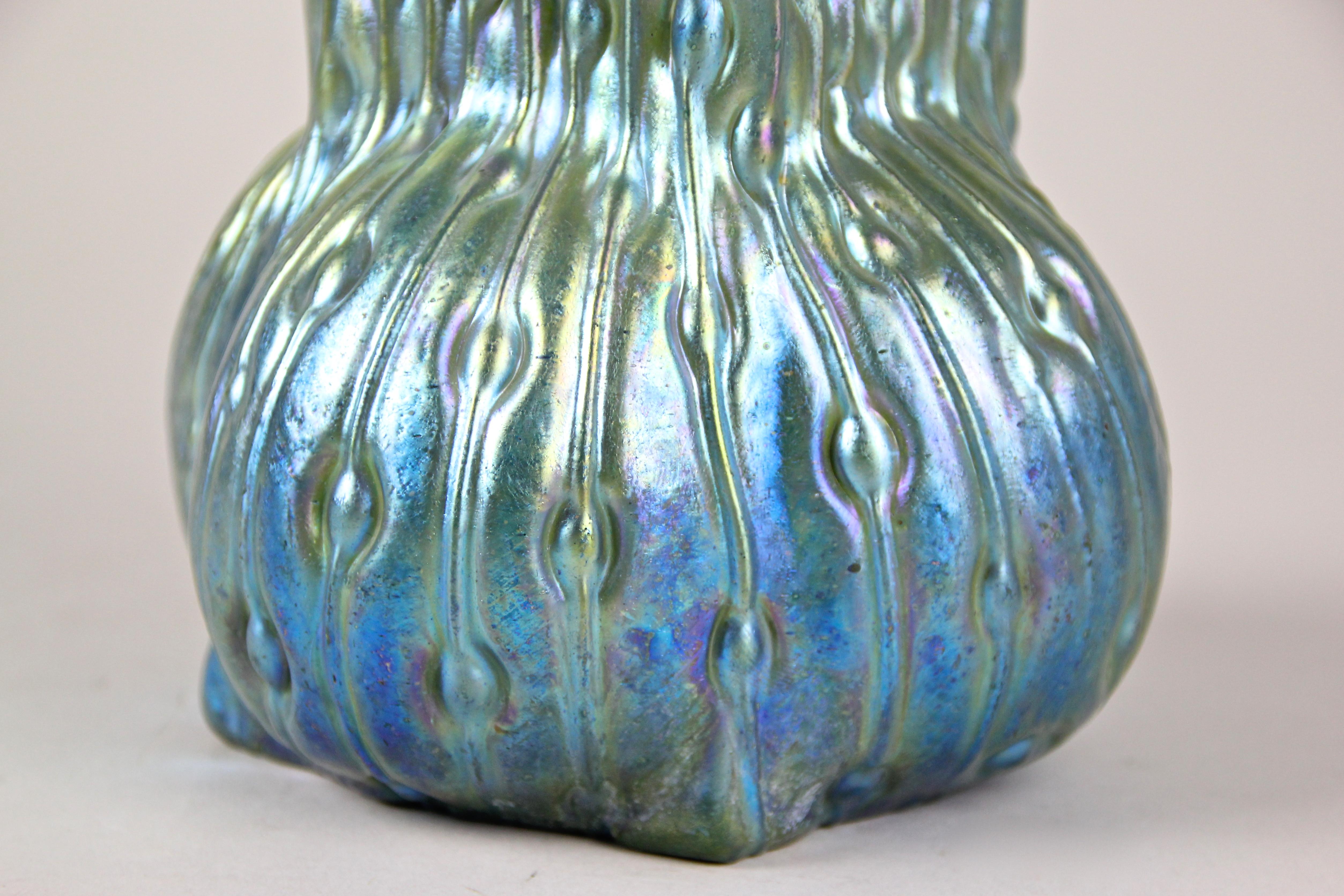 Vaso in vetro Art Nouveau Iriscident di Loetz Glass, Boemia, circa 1902 in vendita 1
