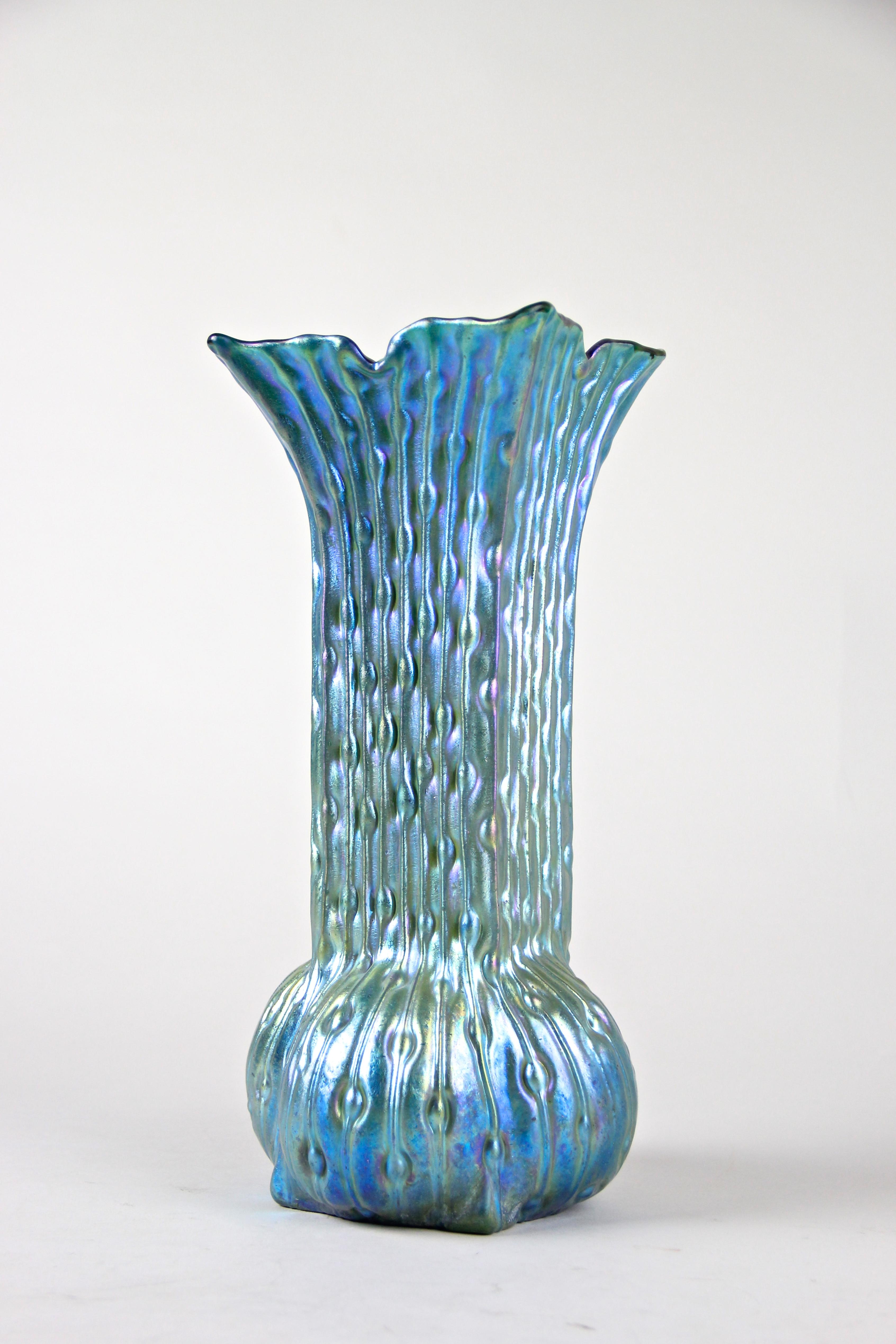 Iriscident Art Nouveau Glass Vase by Loetz Witwe, Bohemia, circa 1902 For Sale 2