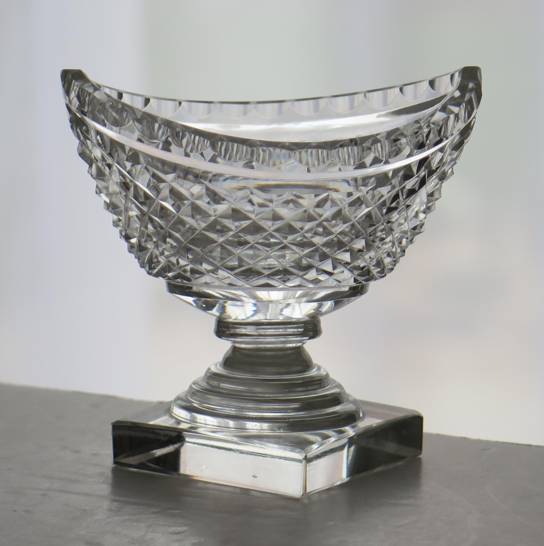 Es handelt sich um ein feines irisches geschliffenes Glas oder Kristall Salz, das im 18. Jahrhundert, um 1790, aus Bleiglas hergestellt wurde.

Die ovale Schale in Bootsform ist gut handgeschliffen und sitzt auf einem gestuften Fuß über einem