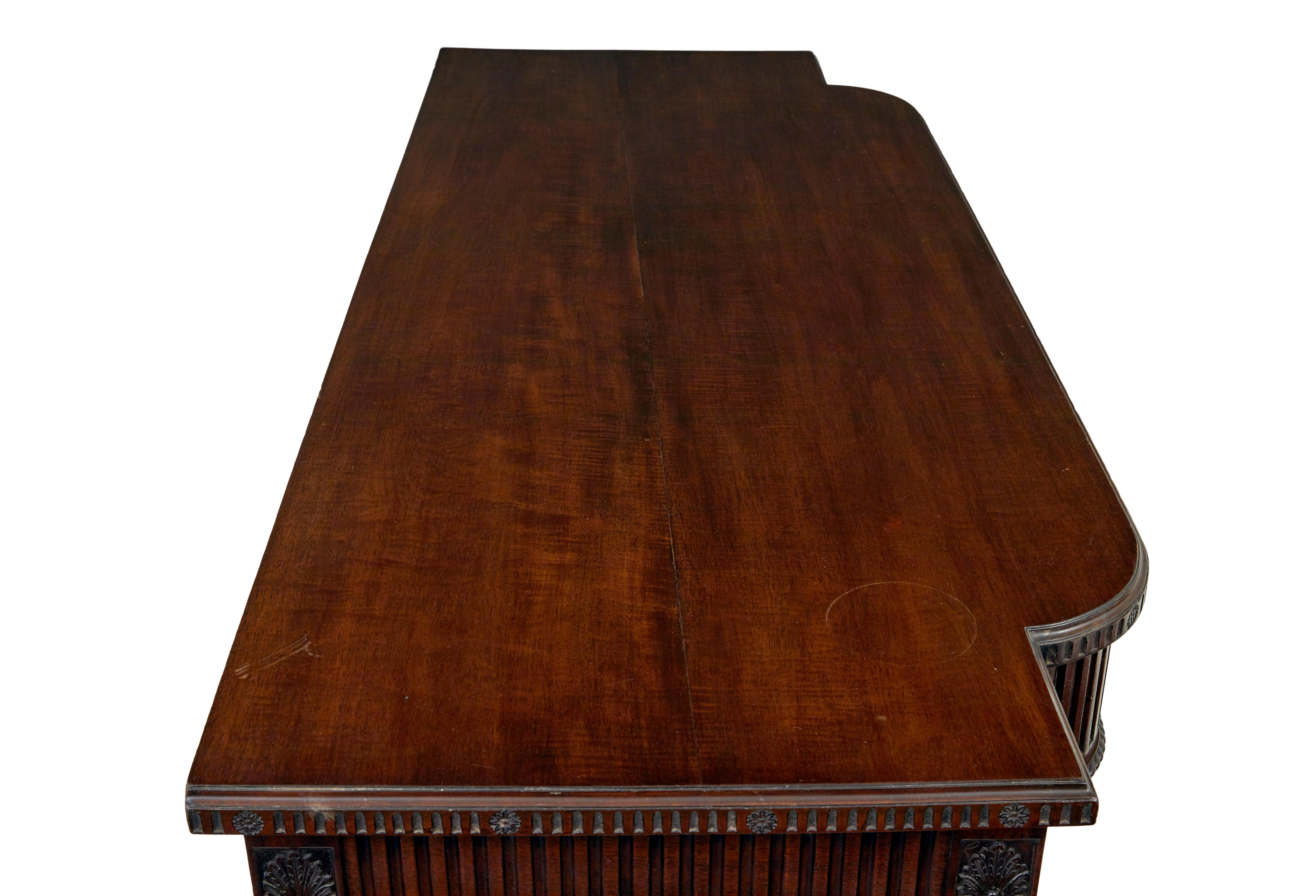 Table de service irlandaise du 19e siècle sculptée par Robert The Strahan & Co. en vente 3