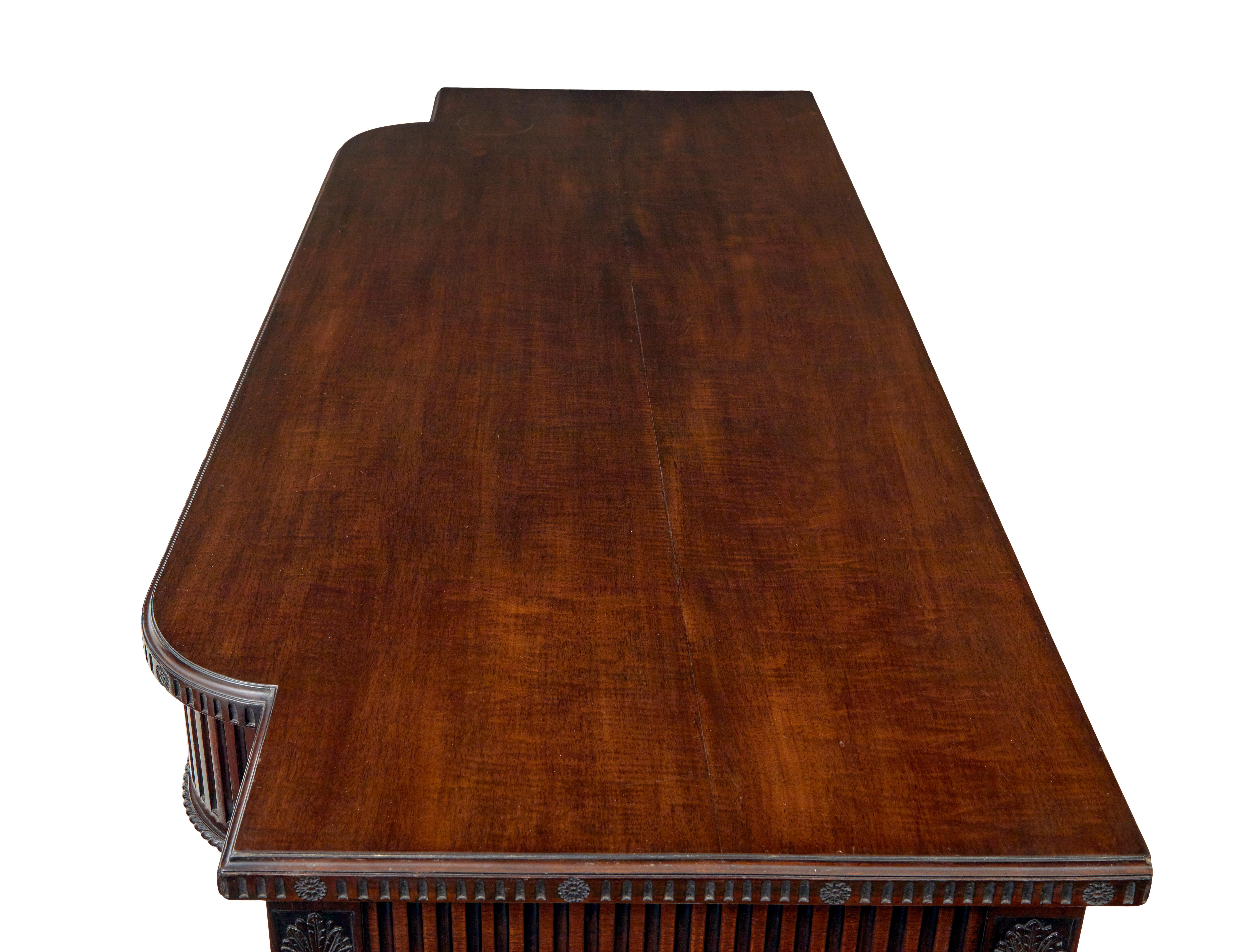 Table de service irlandaise du 19e siècle sculptée par Robert The Strahan & Co. en vente 4