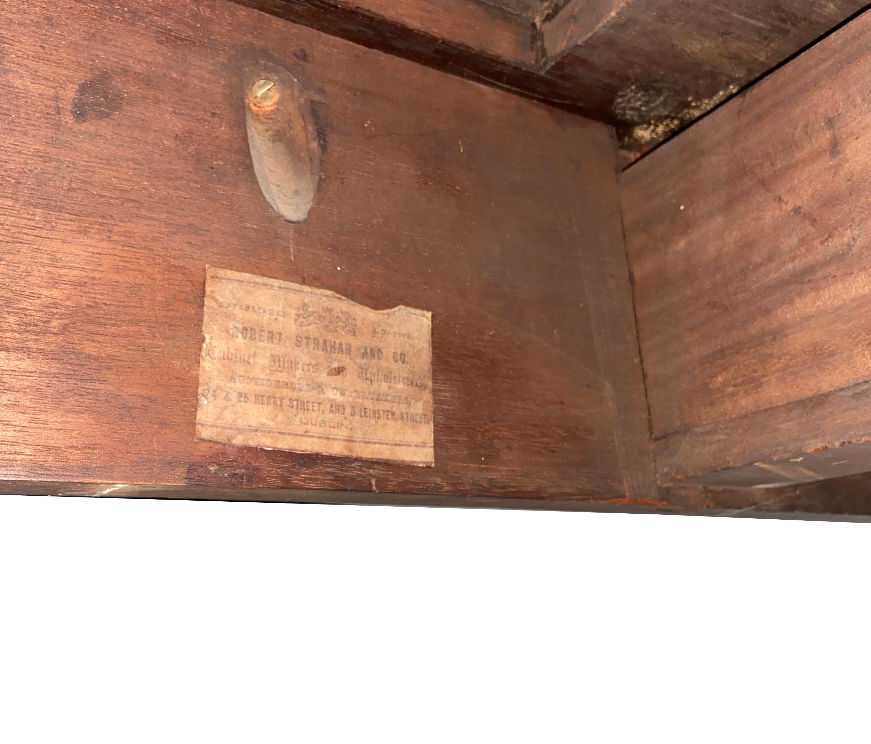 Table de service irlandaise du 19e siècle sculptée par Robert The Strahan & Co. en vente 5