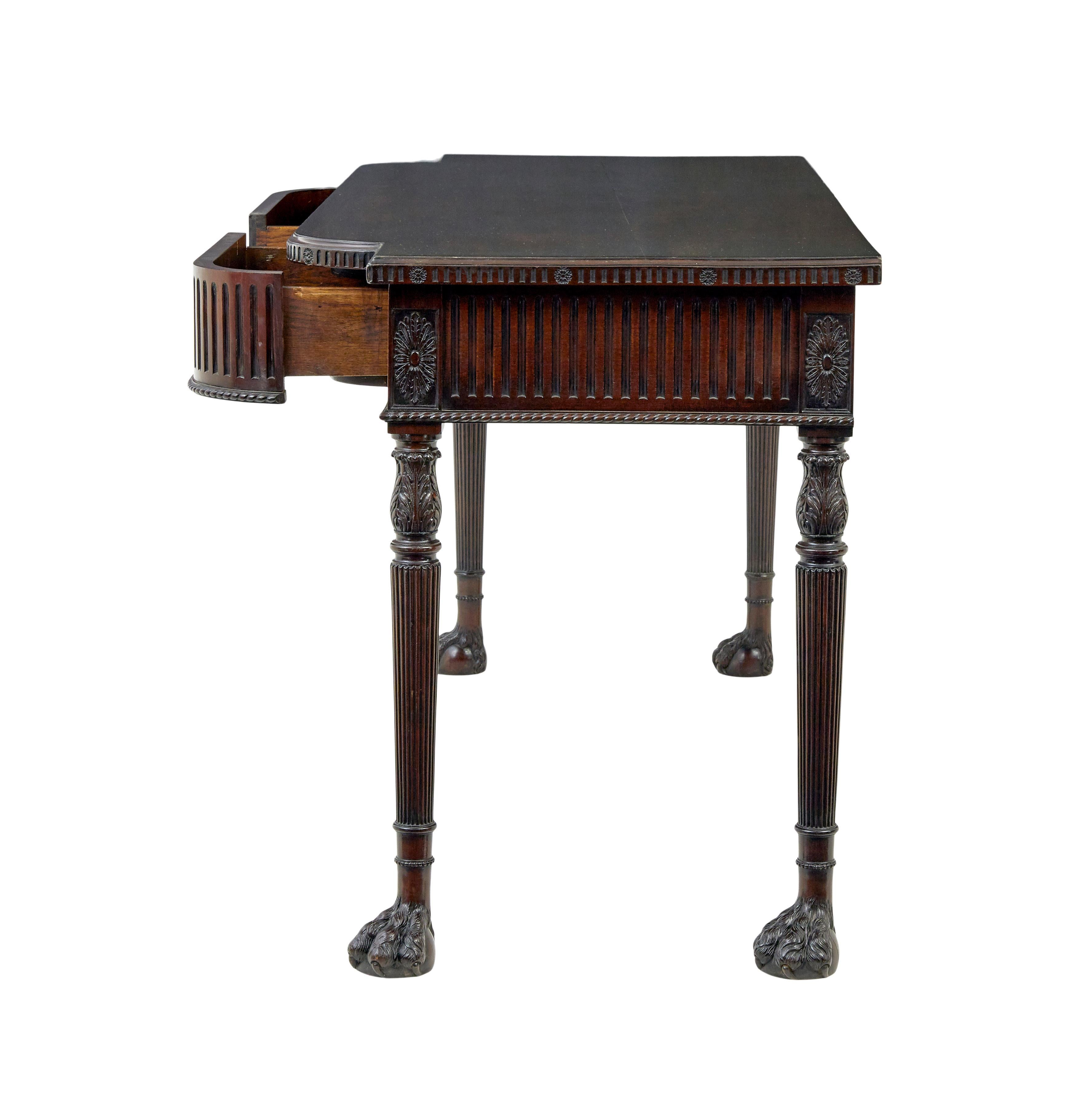Sculpté Table de service irlandaise du 19e siècle sculptée par Robert The Strahan & Co. en vente
