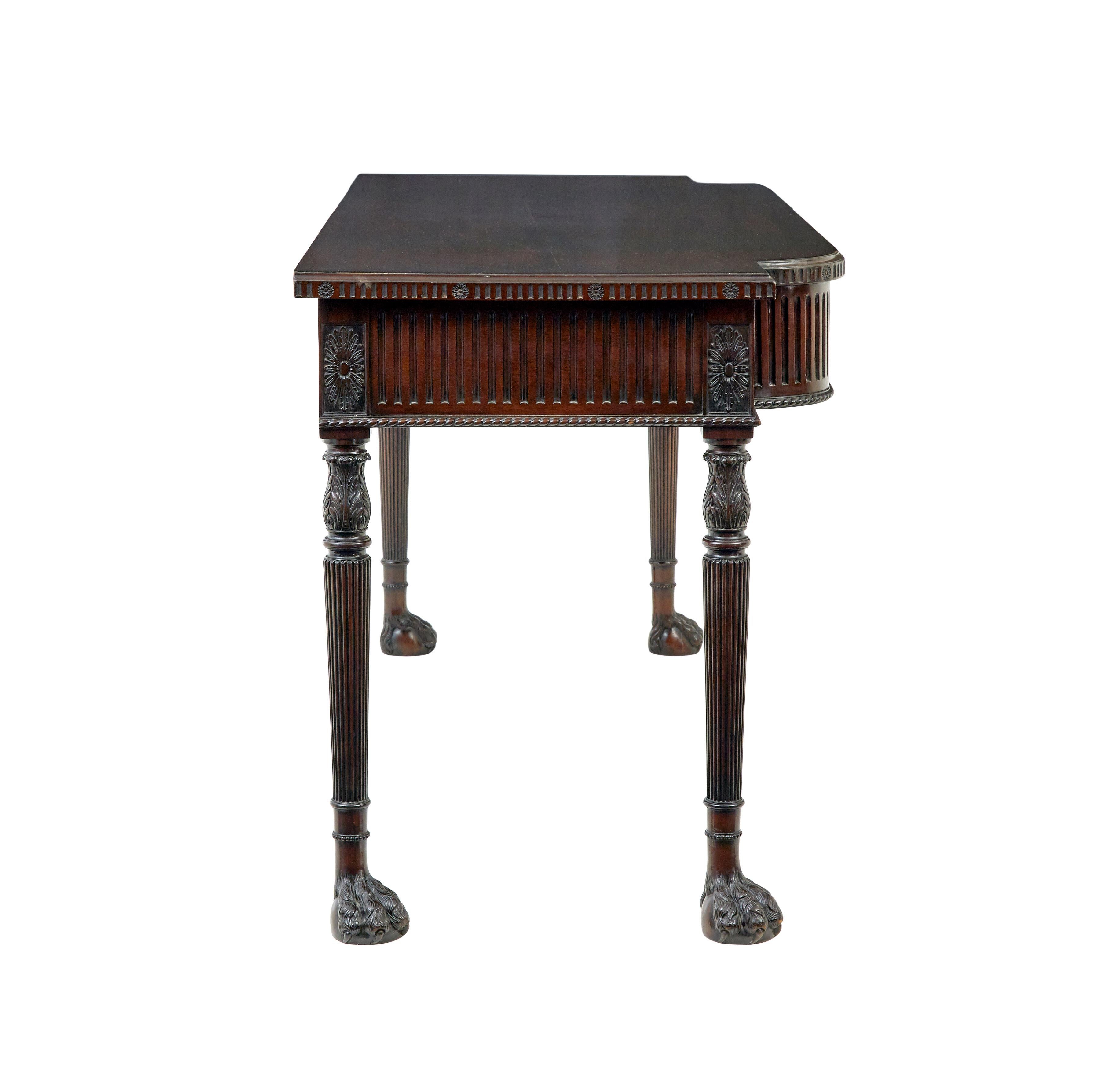 XIXe siècle Table de service irlandaise du 19e siècle sculptée par Robert The Strahan & Co. en vente
