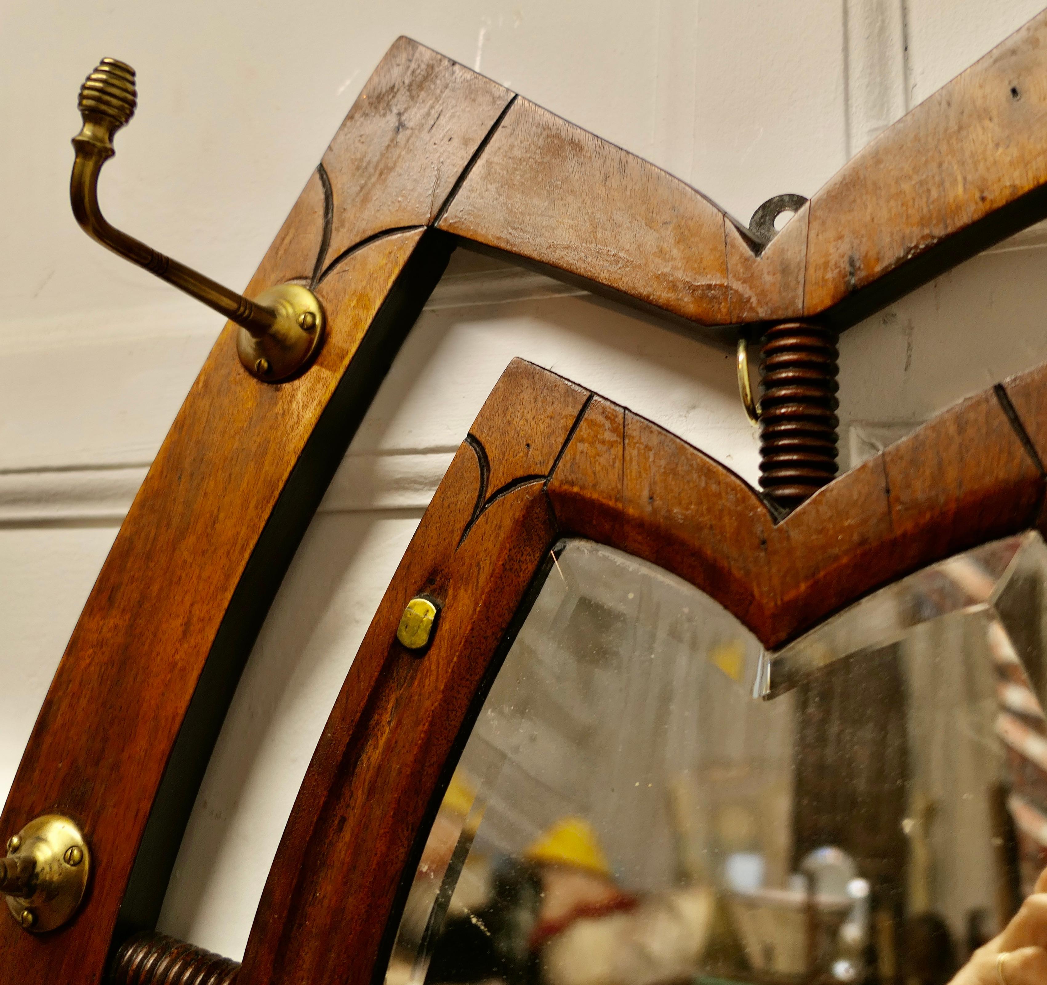 Irish Arts and Crafts Verspiegelte Hufeisen Garderobe und Tack Rack    (Frühes 20. Jahrhundert) im Angebot