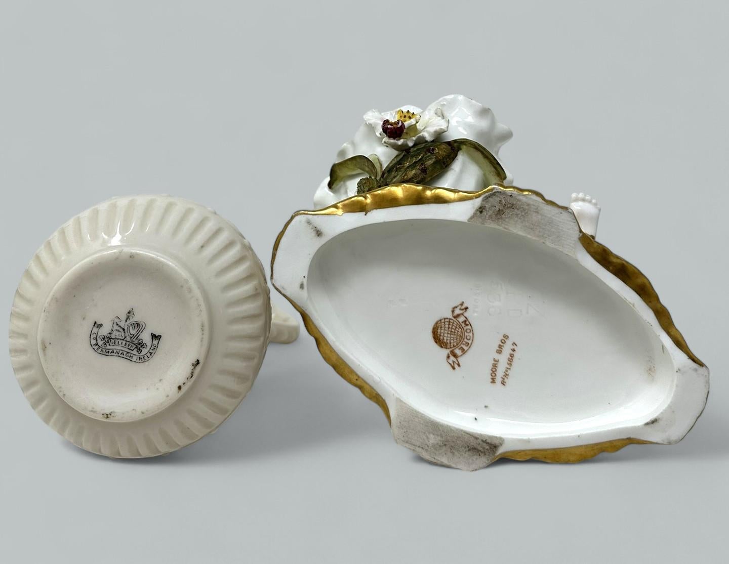 Victorien Paire de vases anciens irlandais Belleek Porcelaine Aberdeen Pitcher Centerpiece Irlande en vente