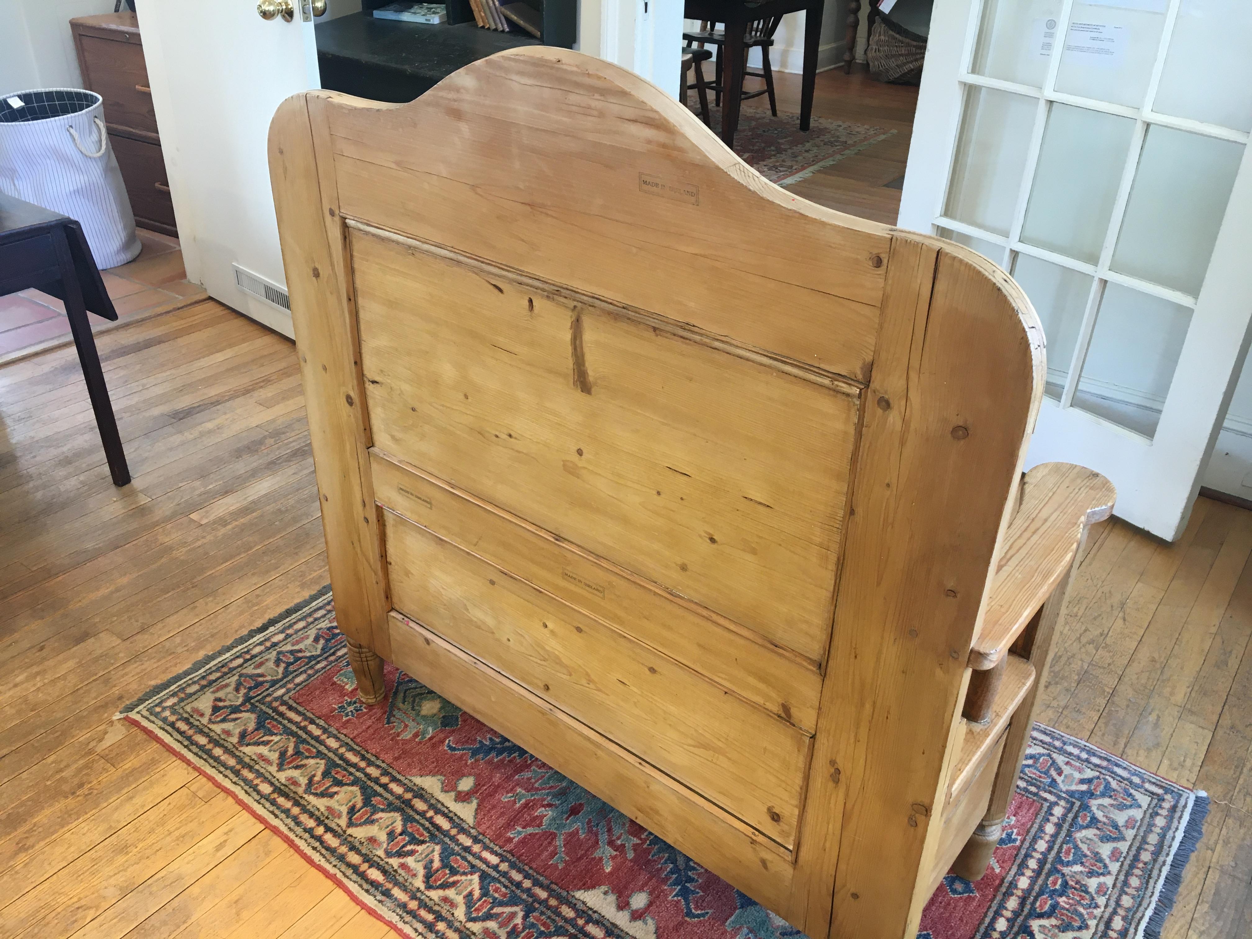 Irish Bench with Seat Storage In Excellent Condition In Sheffield, MA
