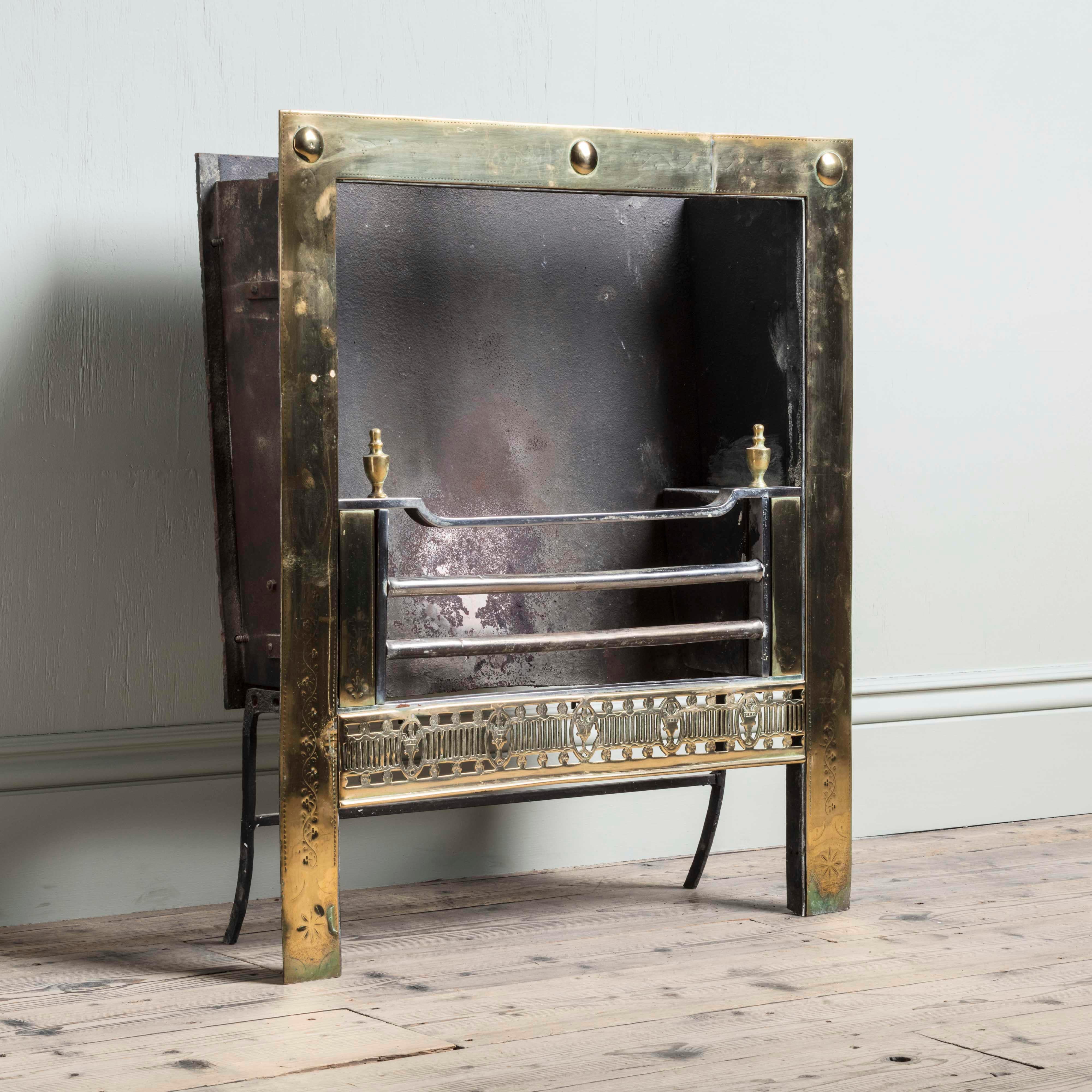 Una griglia di registro irlandese del XVIII secolo in ottone con alcune modifiche successive alle dimensioni.

Informazioni aggiuntive:
Dimensioni: Altezza: 94,5 cm, 37 1/4″
Larghezza: 82,5 cm, 32 1/2″.
Profondità: 22,5 cm, 8 7/8″