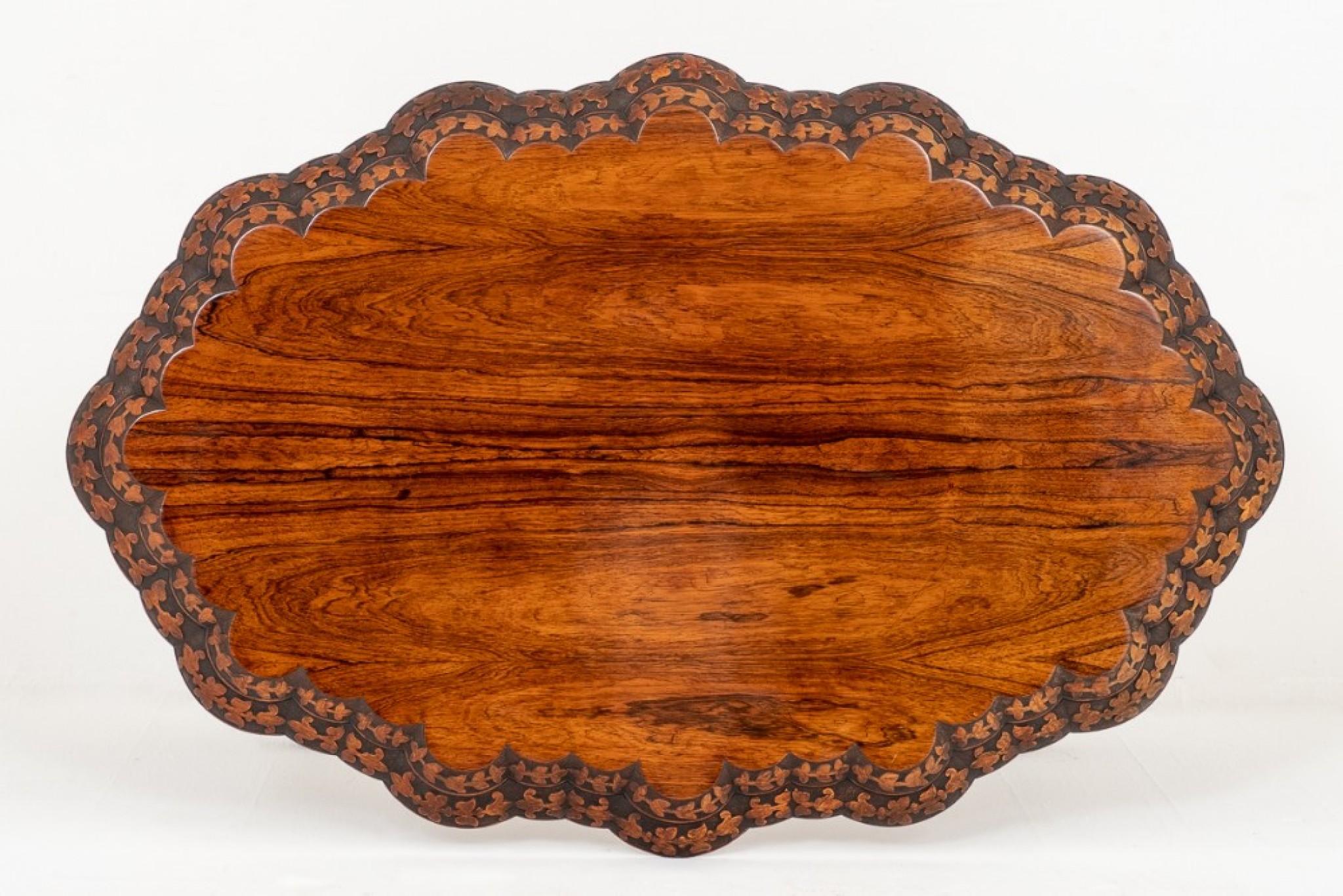 Très bonne table centrale irlandaise en bois de rose.
Circa 1860
Cette table repose sur des pieds balancés avec des sculptures typiquement irlandaises.
Le brancard central et les supports présentent également des sculptures typiquement