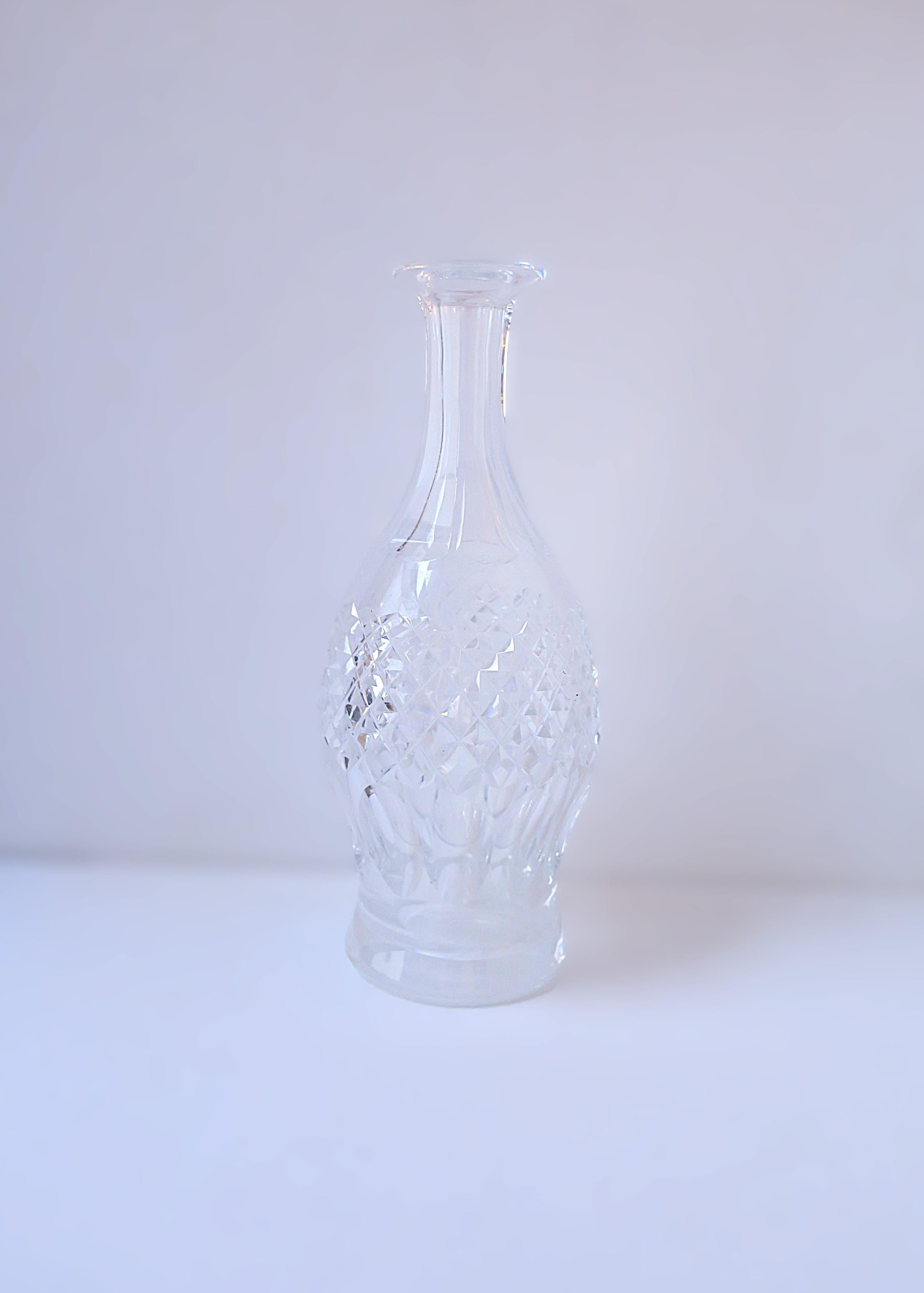 Dekanter aus geschliffenem irischem Kristall von Waterford Crystal, ca. Ende des 20. Jahrhunderts, Irland. Authentifizierungsstempel 'Waterford' auf der Unterseite. Eine schöne und umfangreiche geschliffene Kristallkaraffe, die für Wasser, Wein etc.