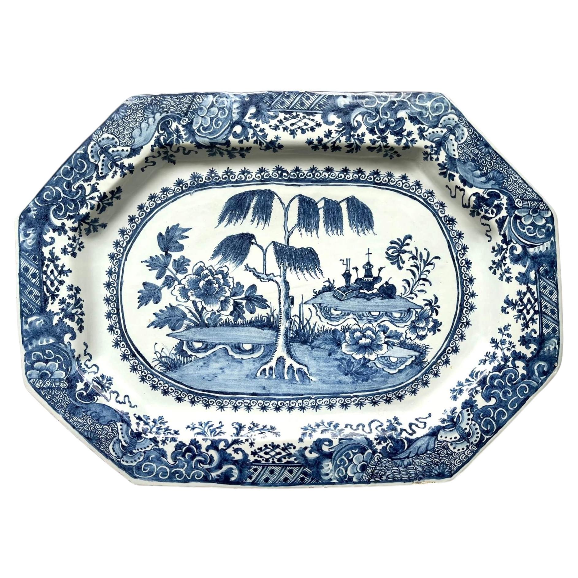 Plat de Chinoiserie irlandaise en bleu et blanc de Delft, vers 1760