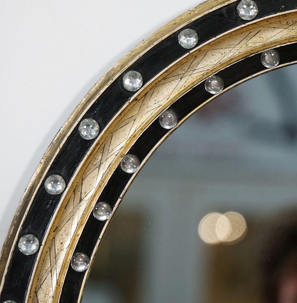 Ovaler Spiegel aus irischem Ebenholz und vergoldet mit facettierten Glasnieten (H 24 3/8 x B 20 1/2)  im Zustand „Gut“ im Angebot in Austin, TX