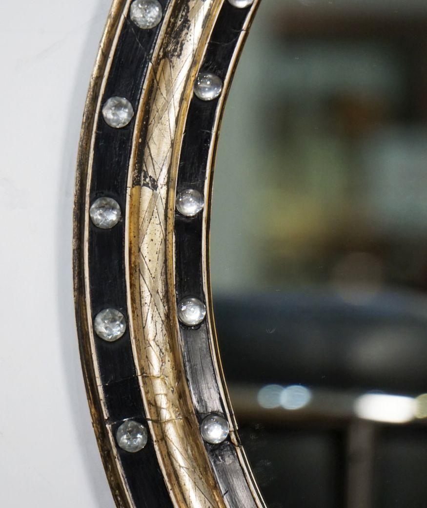 Ovaler Spiegel aus irischem Ebenholz und vergoldet mit facettierten Glasnieten (H 24 3/8 x B 20 1/2)  im Zustand „Gut“ im Angebot in Austin, TX