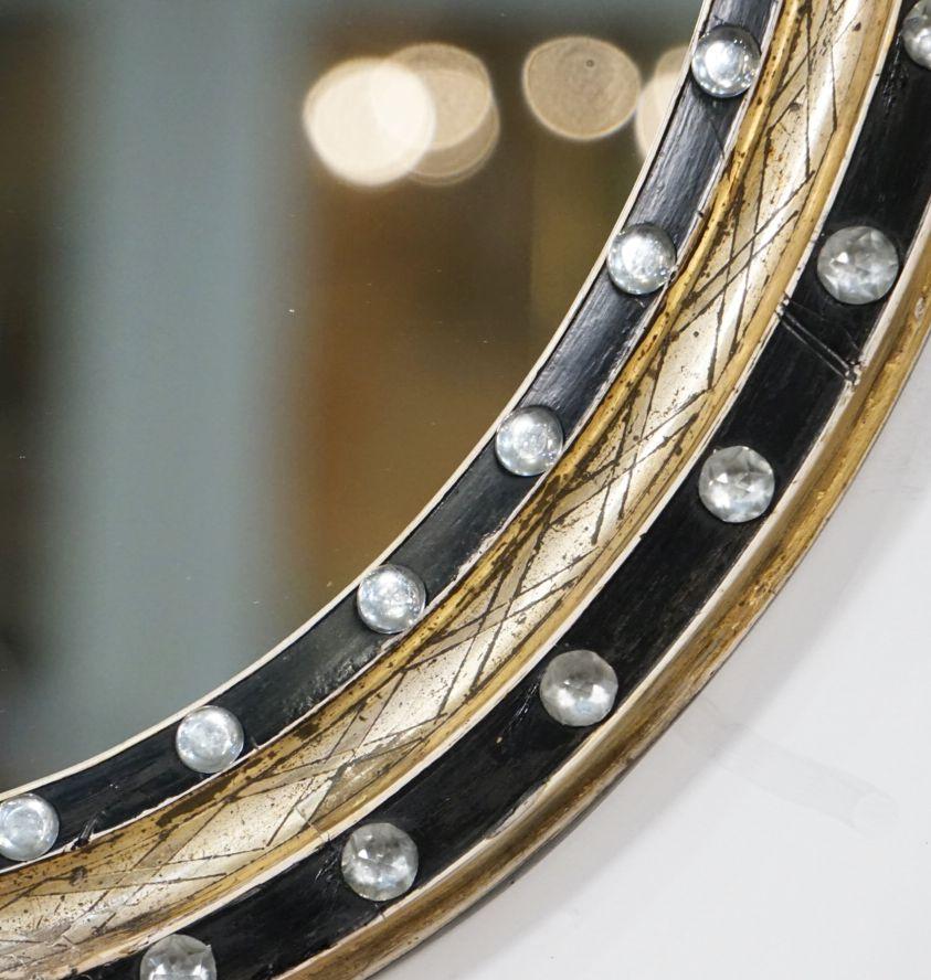 Ovaler Spiegel aus irischem Ebenholz und vergoldet mit facettierten Glasnieten (H 24 3/8 x B 20 1/2)  im Angebot 2