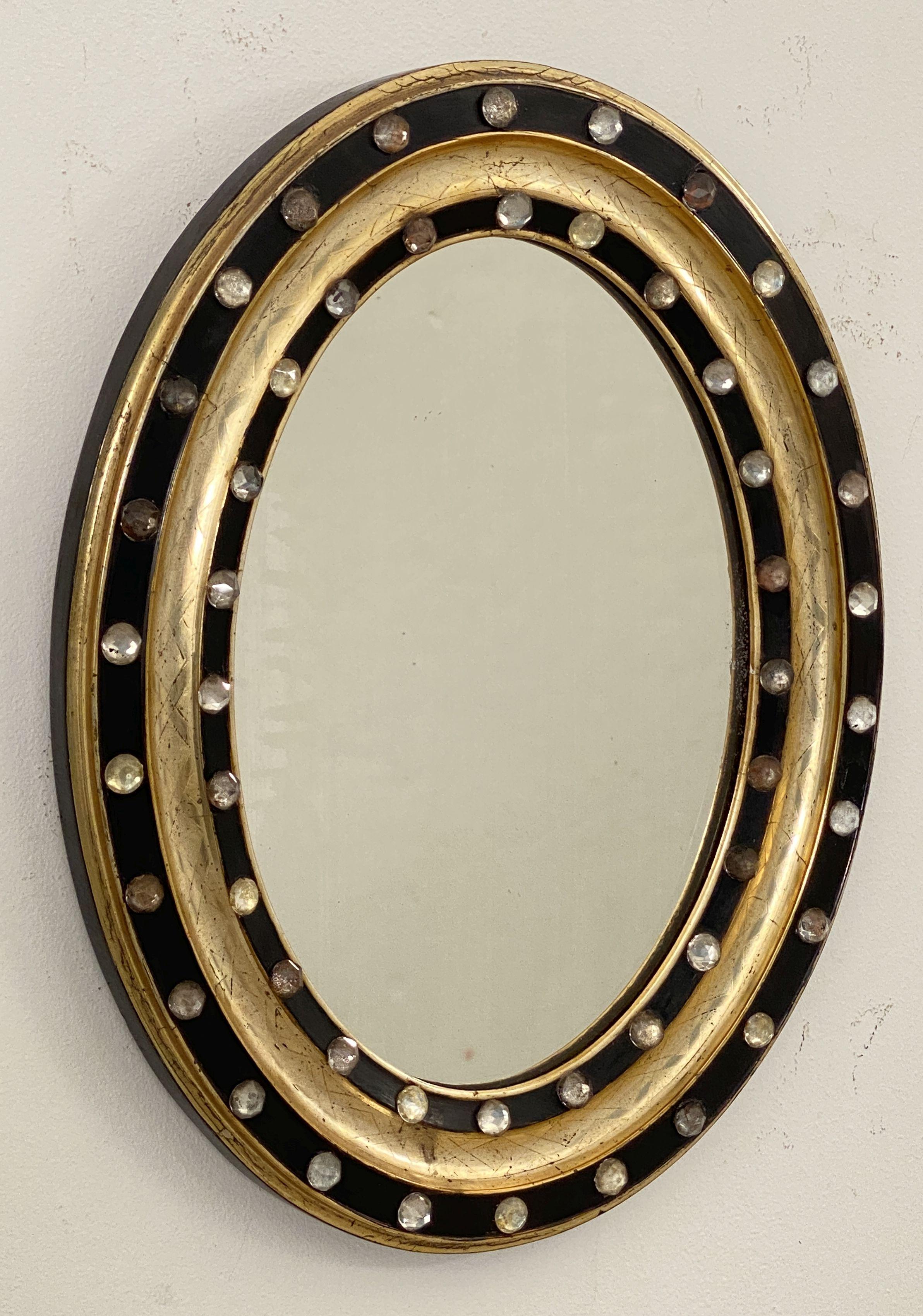 Irlandese Specchio da parete ovale irlandese in ebano e dorato con borchie di vetro (H. 18 1/2 x L. 14 1/2) in vendita