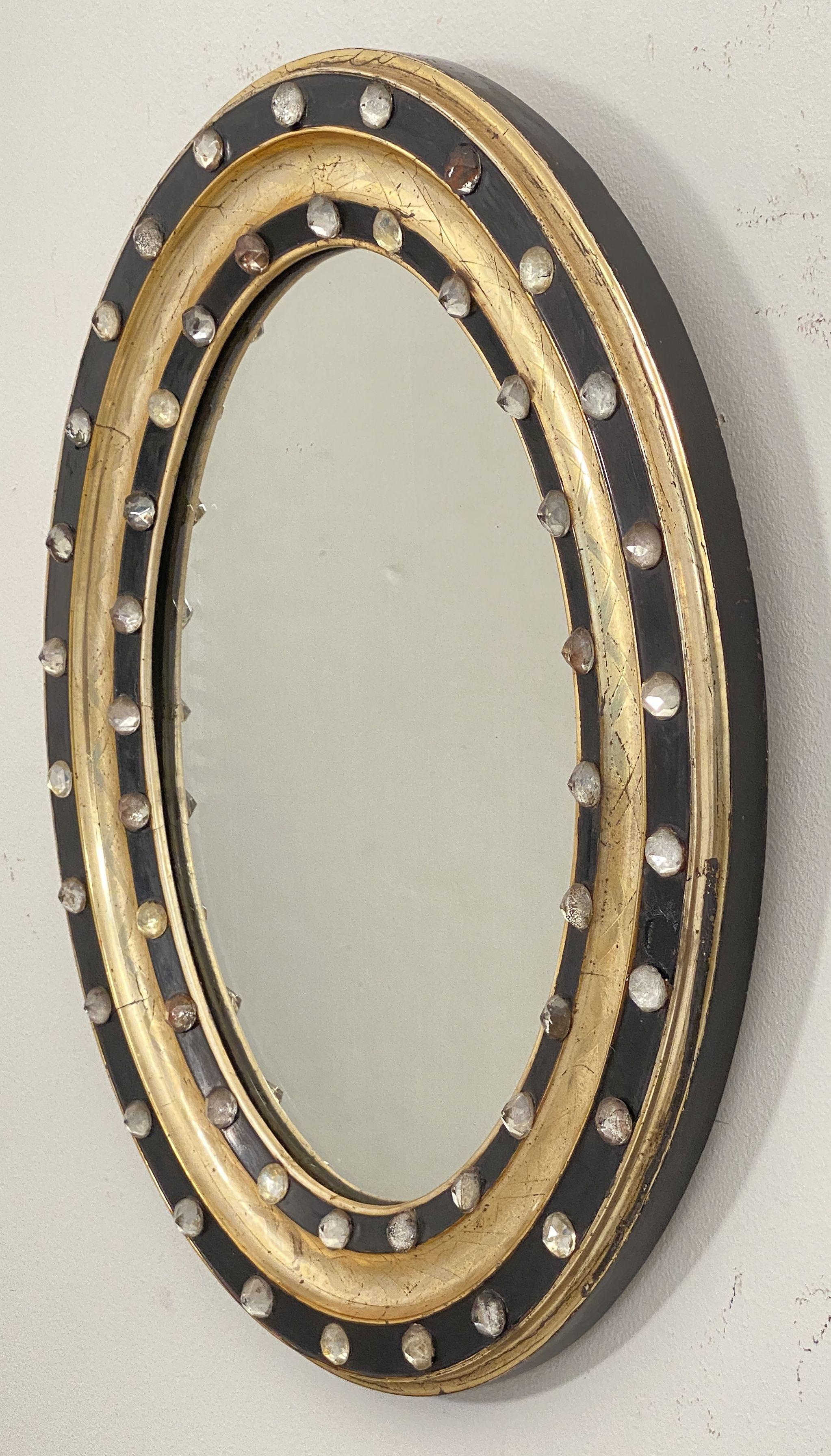 Ebanizzato Specchio da parete ovale irlandese in ebano e dorato con borchie di vetro (H. 18 1/2 x L. 14 1/2) in vendita