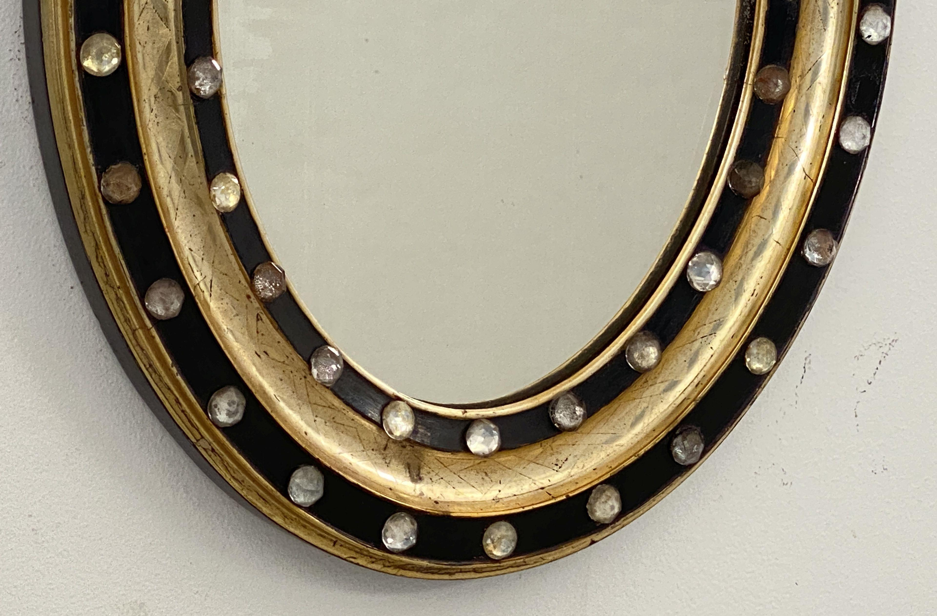 XIX secolo Specchio da parete ovale irlandese in ebano e dorato con borchie di vetro (H. 18 1/2 x L. 14 1/2) in vendita