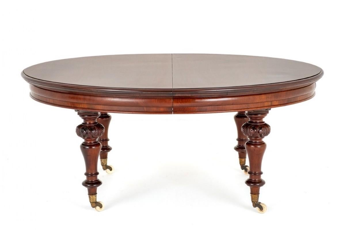 Good Quality Irish Mahogany Extending Dining Table.
Circa 1850
This Dining Table Stands Upon Ring Turned Legs with Original Brass and Porcelain Castors.
The Top of the Legs Being of a Carved Form.
The Top of The Table Being of an Oval