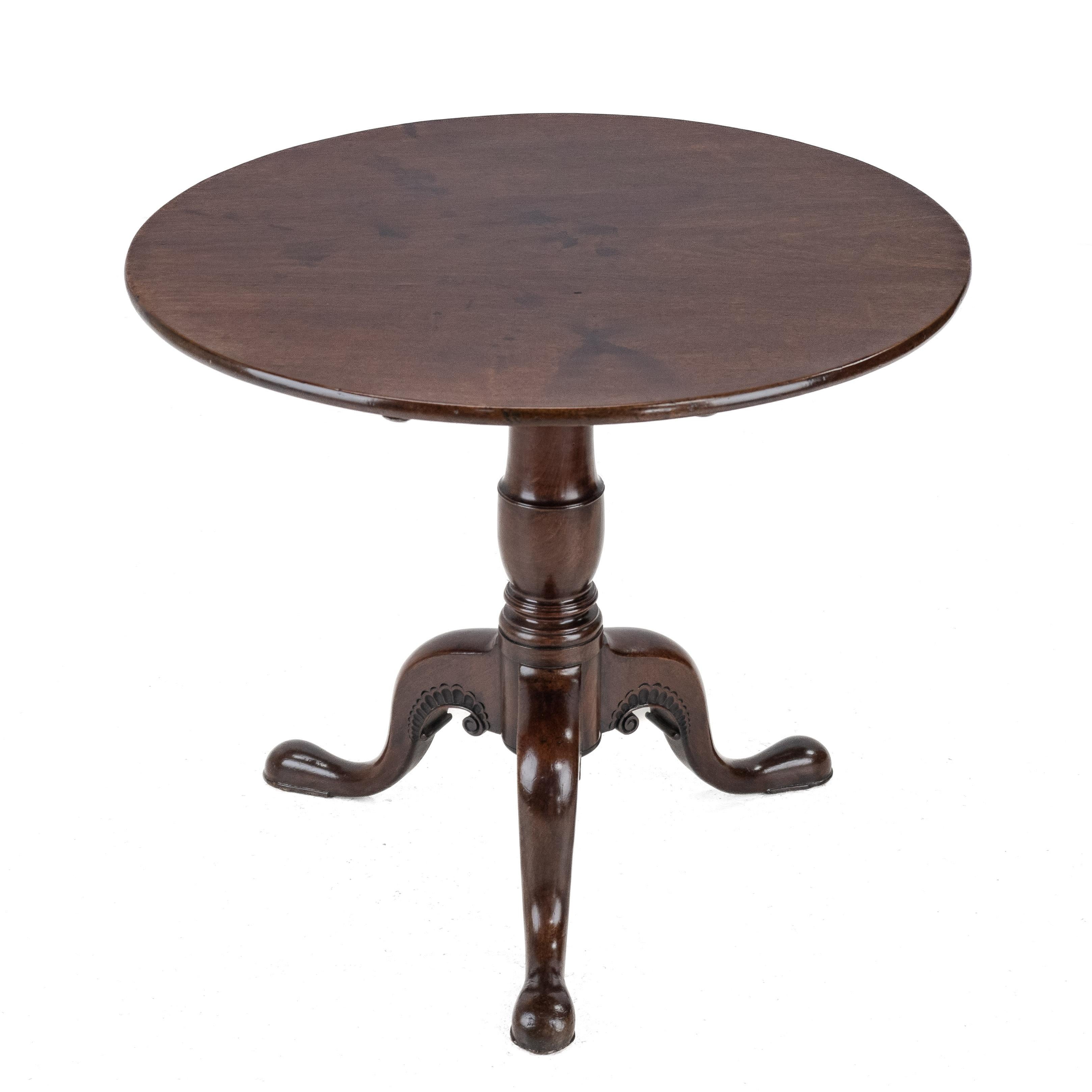 Irish George II Carved Mahogany Tripod Tilt-top Supper Table circa 1750 Georgian In Good Condition In Leeds, GB