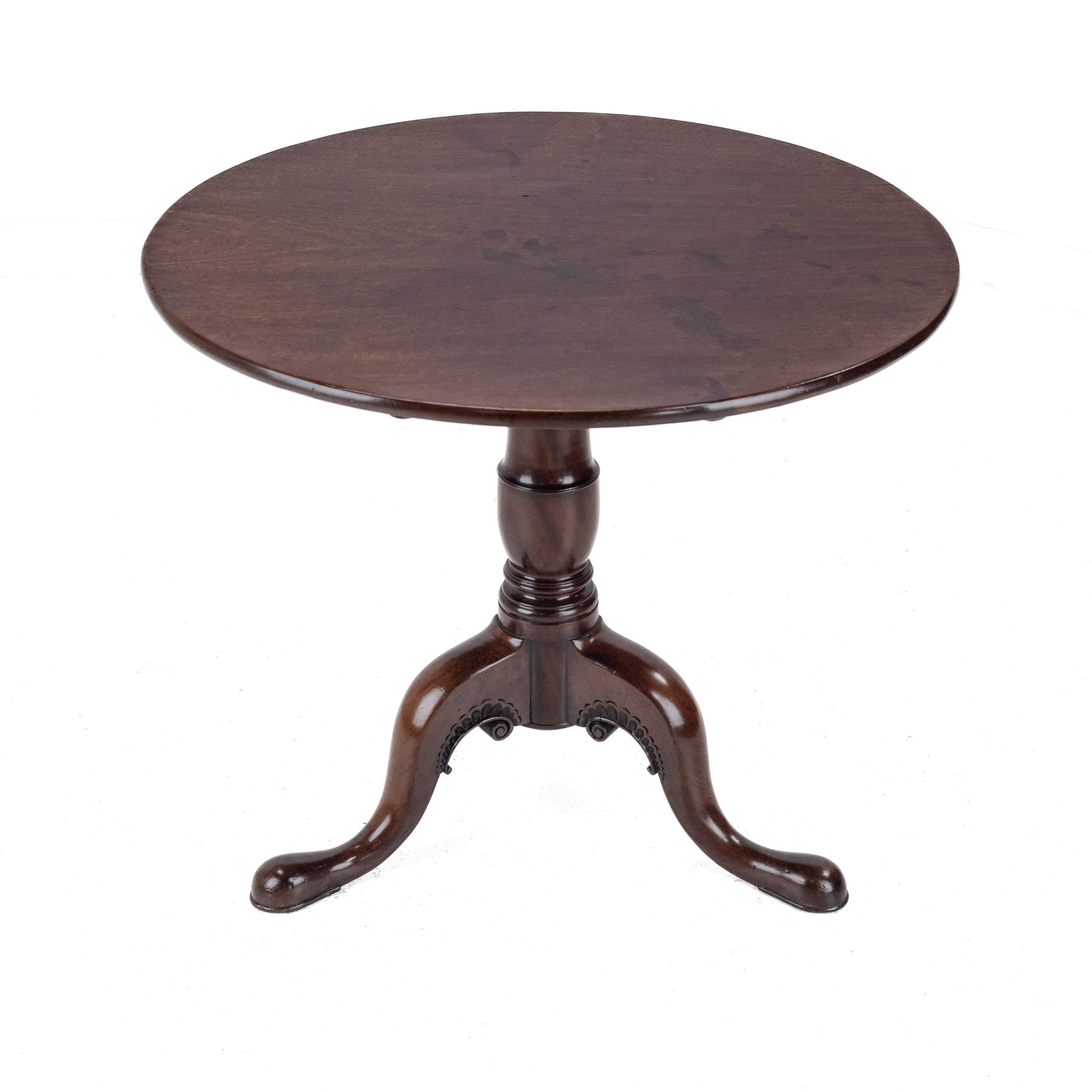 18th Century Irish George II Carved Mahogany Tripod Tilt-top Supper Table circa 1750 Georgian